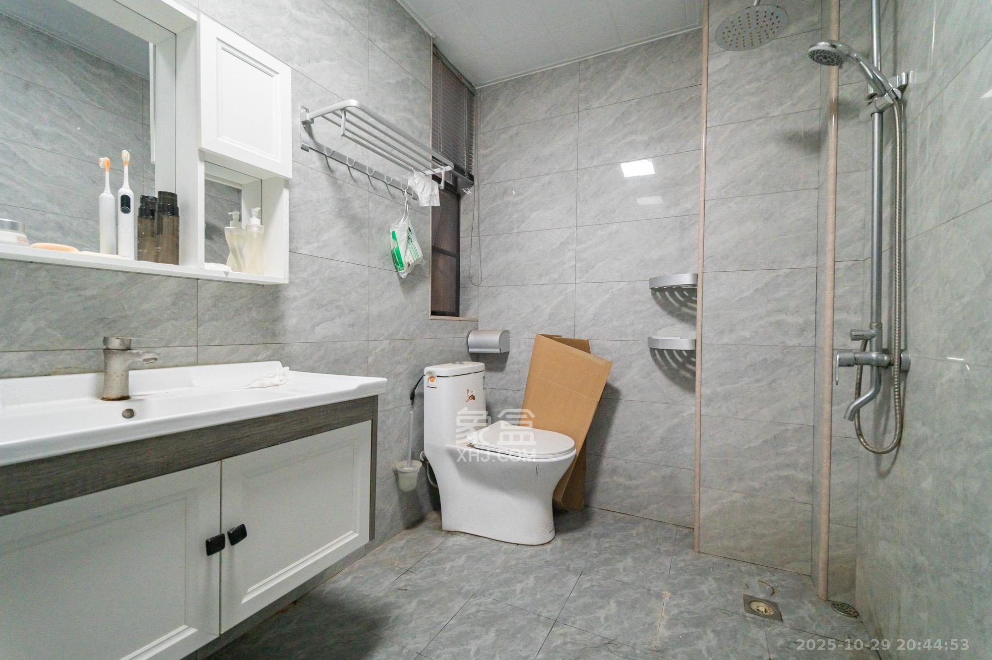 国泰九龙湾  4室2厅2卫    92.0万卫生间