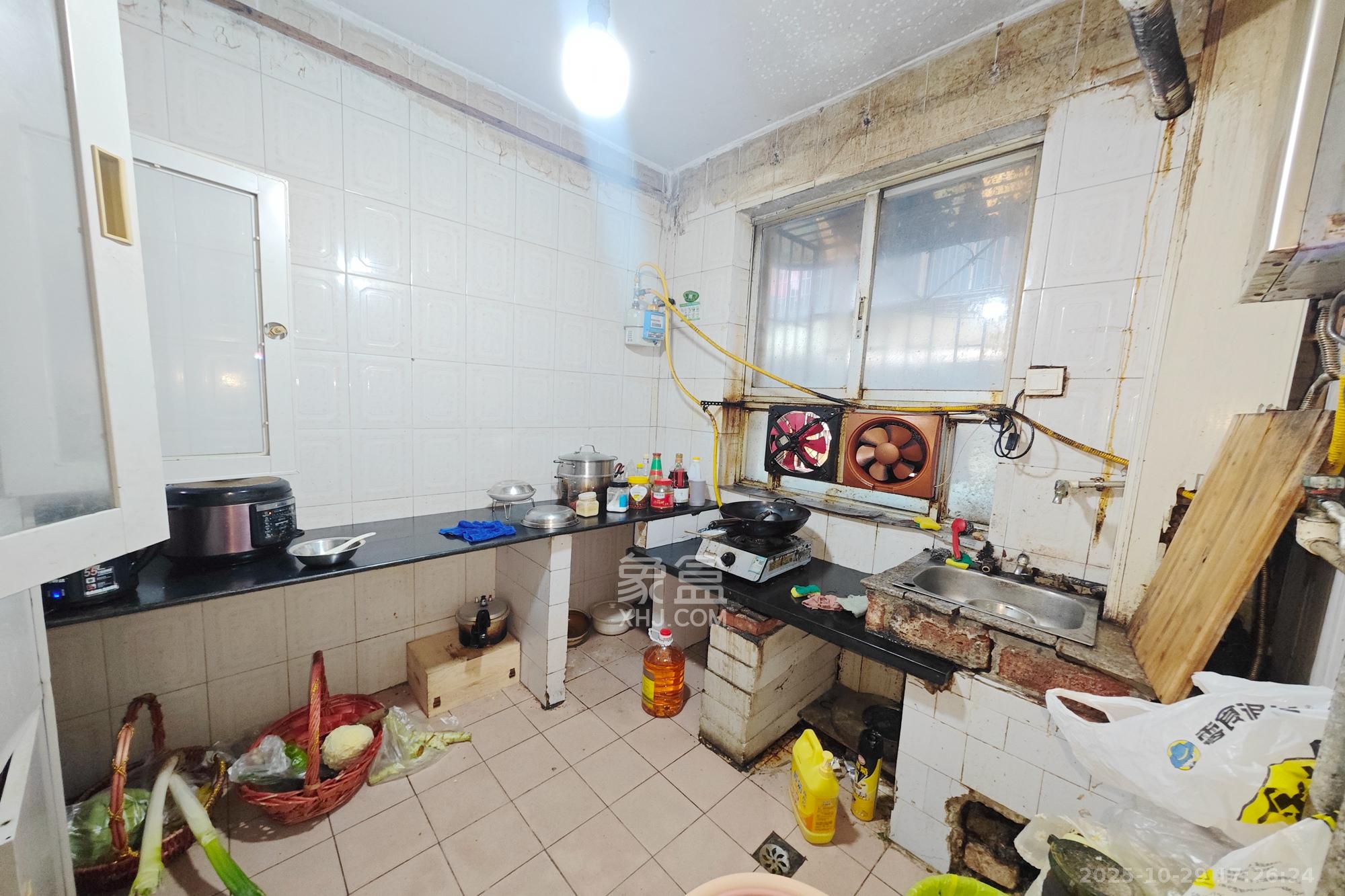 凤凰商贸城  8室2厅2卫    99.0万厨房