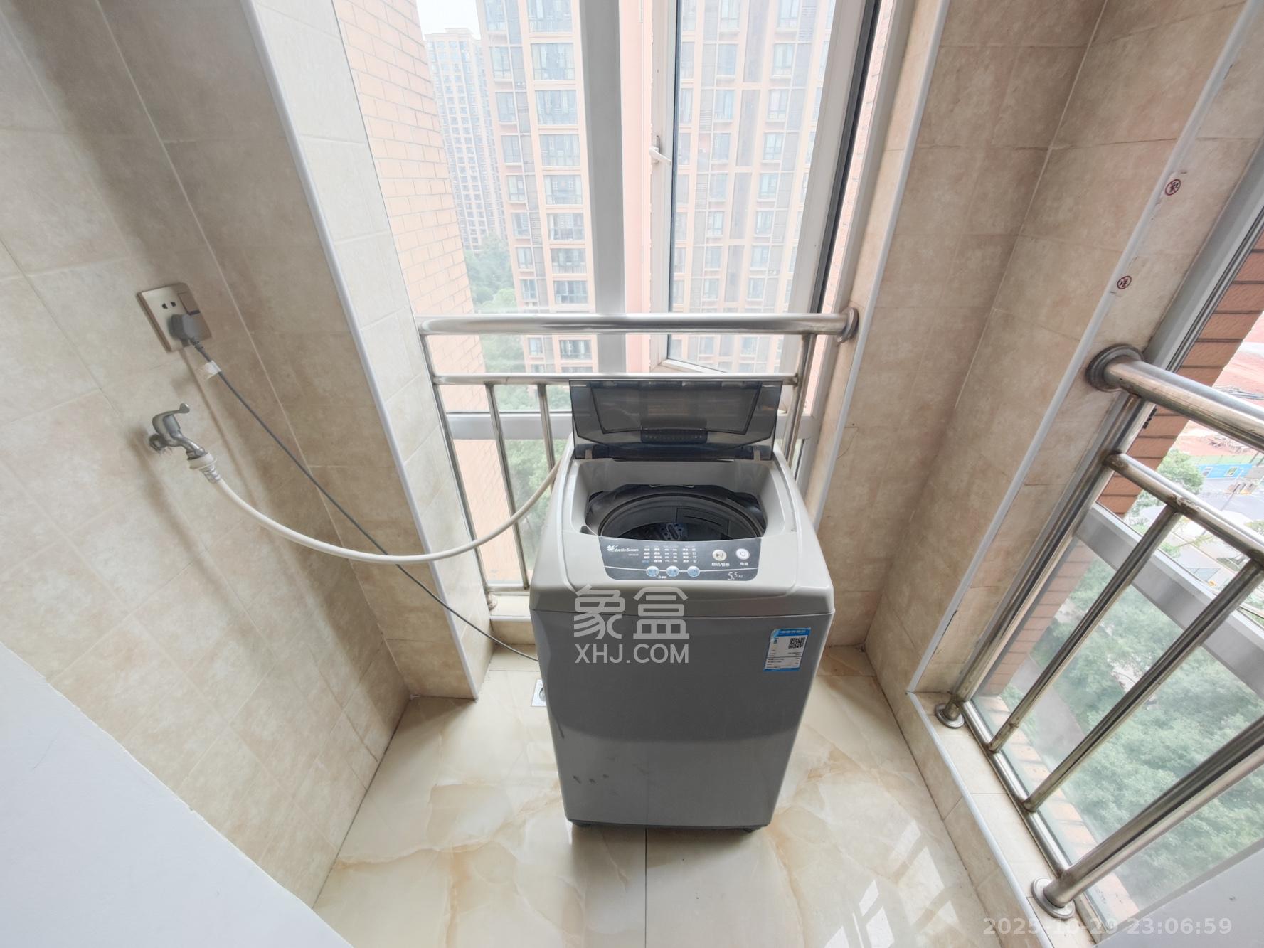 丽发新城  3室2厅1卫    105.0万阳台