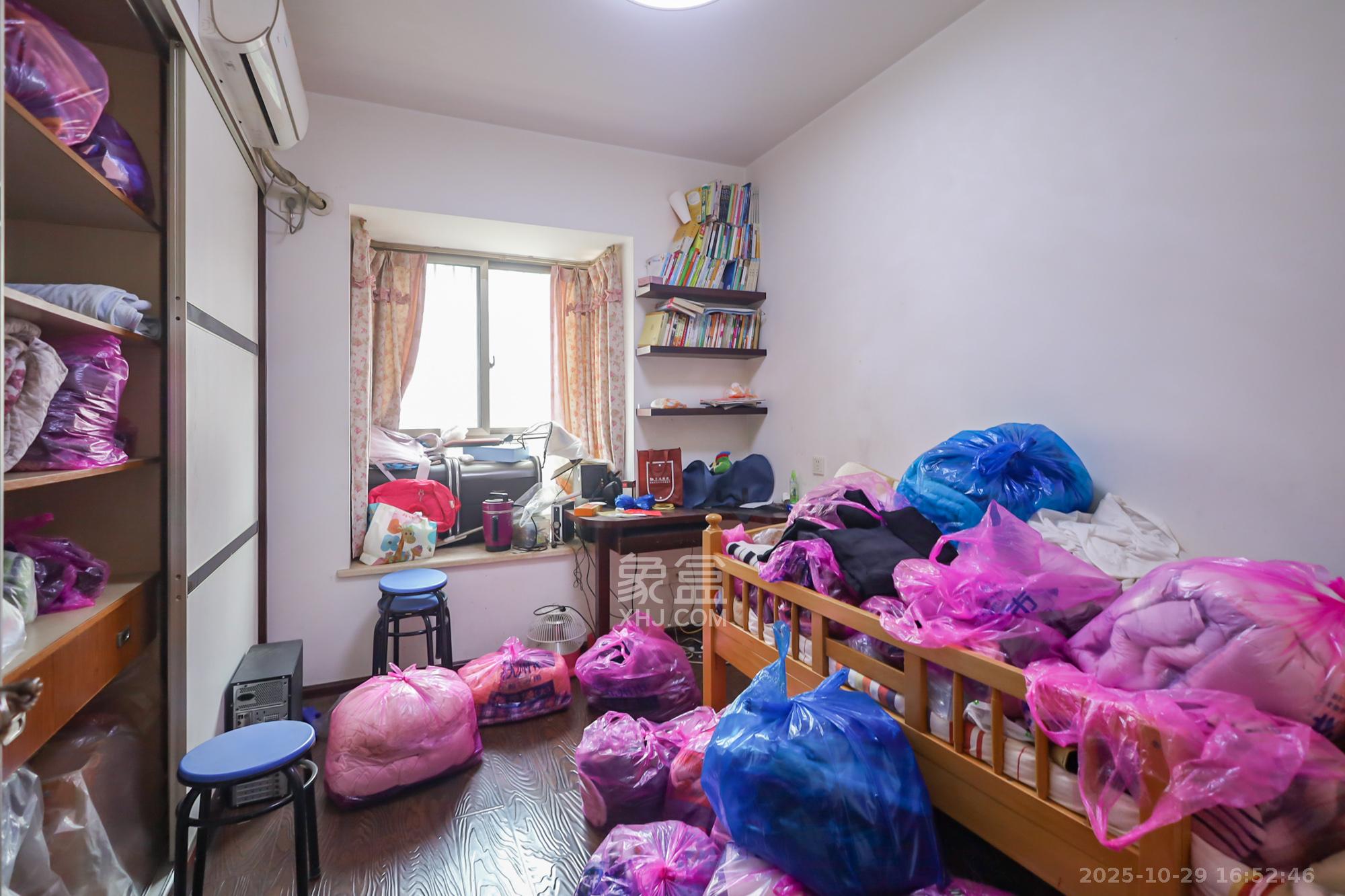 西岸润泽府  5室2厅2卫    168.0万 西岸润泽府  5室2厅2卫    168.0万卧室