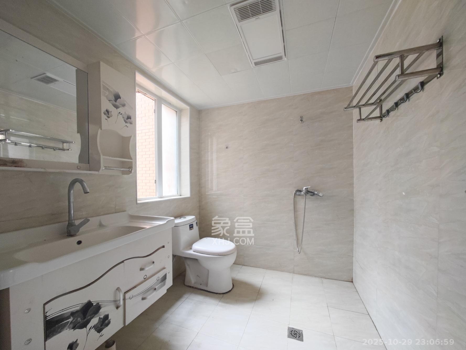 丽发新城  3室2厅1卫    105.0万卫生间