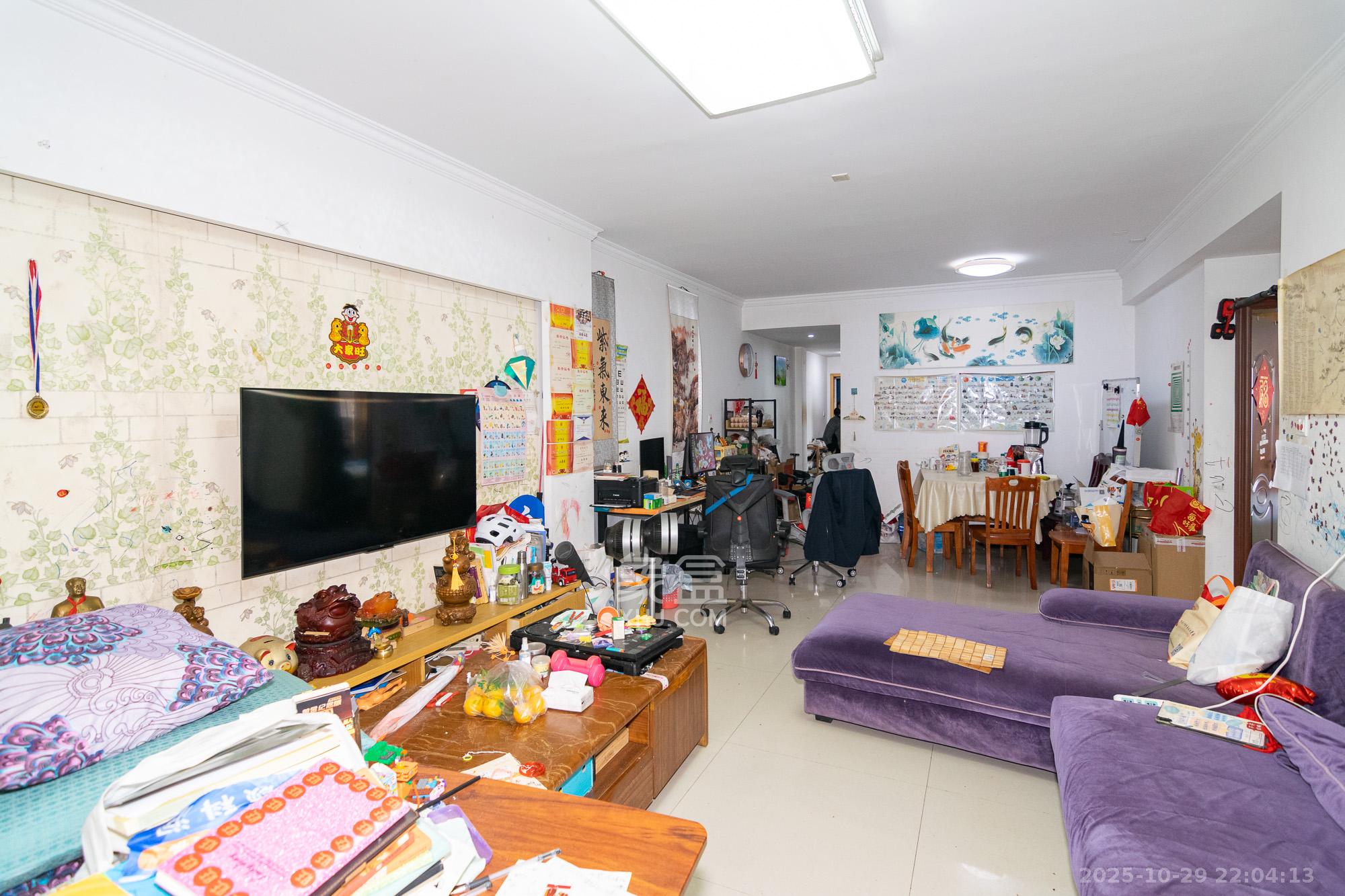 润和紫郡一期  3室2厅2卫    72.0万客厅