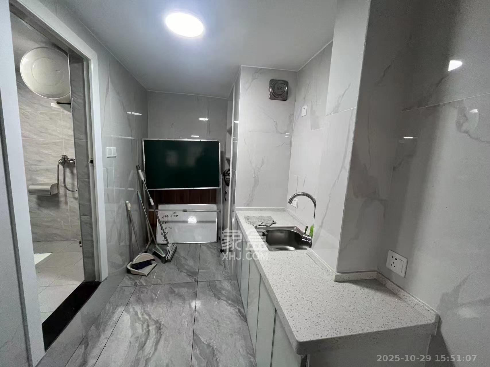 华润置地广场二期  2室2厅2卫    3500.0元/月 华润置地广场二期  2室2厅2卫    3500.0元/月室内图