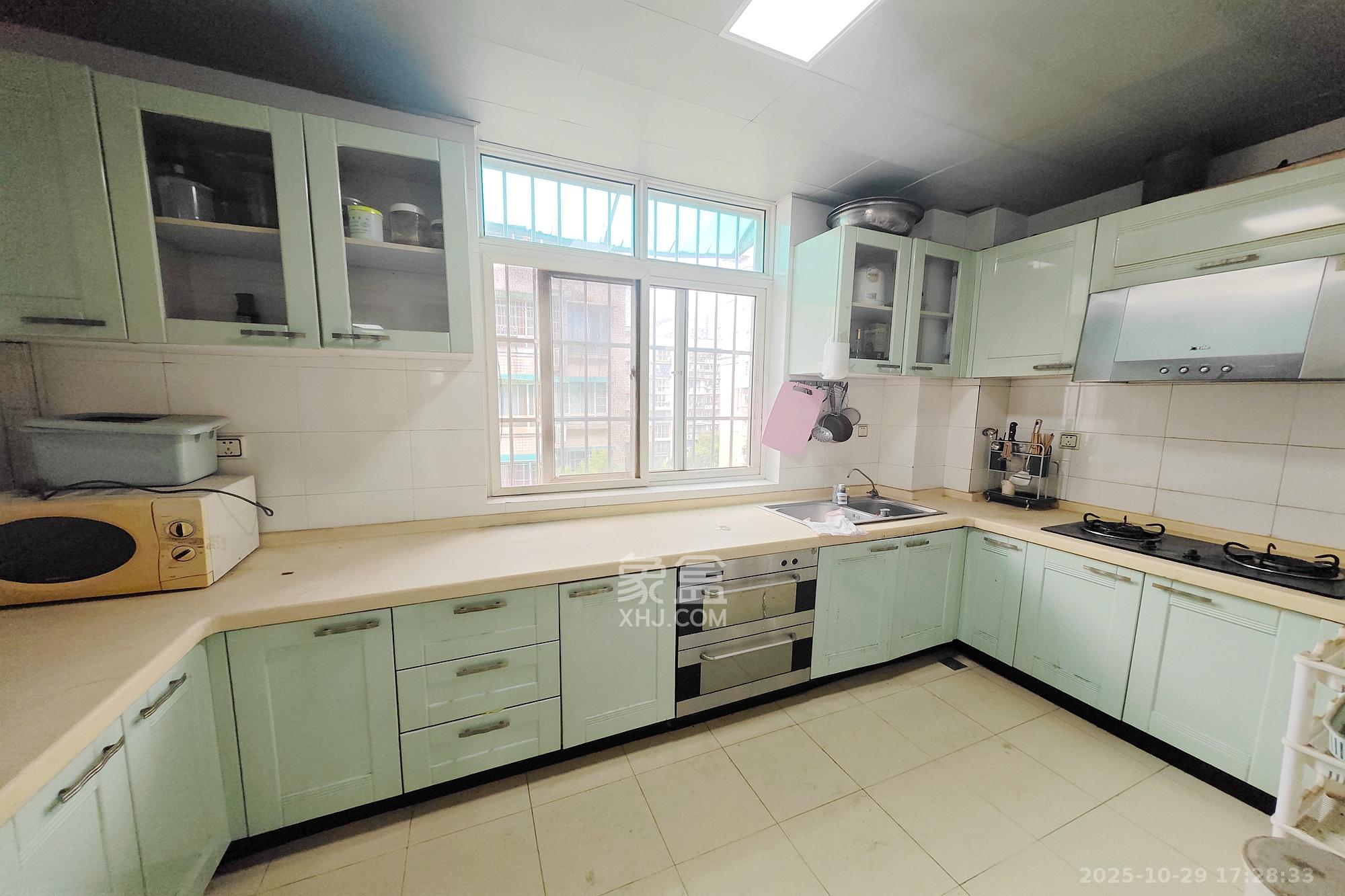 鑫天佳园  4室2厅2卫    118.0万厨房