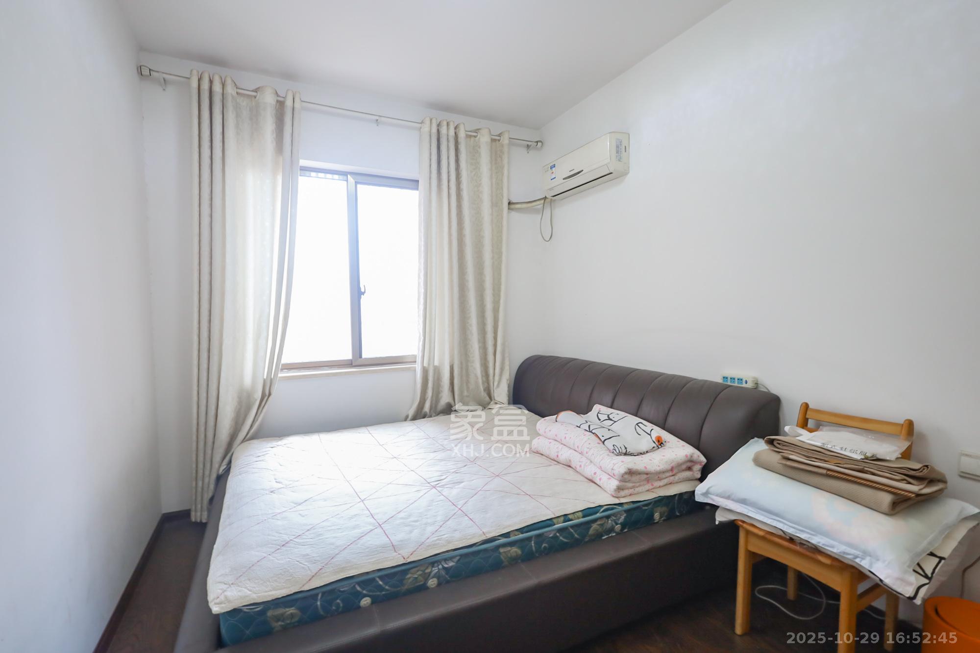 西岸润泽府  5室2厅2卫    168.0万卧室