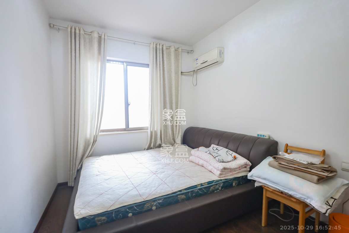 西岸润泽府  5室2厅2卫    168.0万 西岸润泽府  5室2厅2卫    168.0万卧室