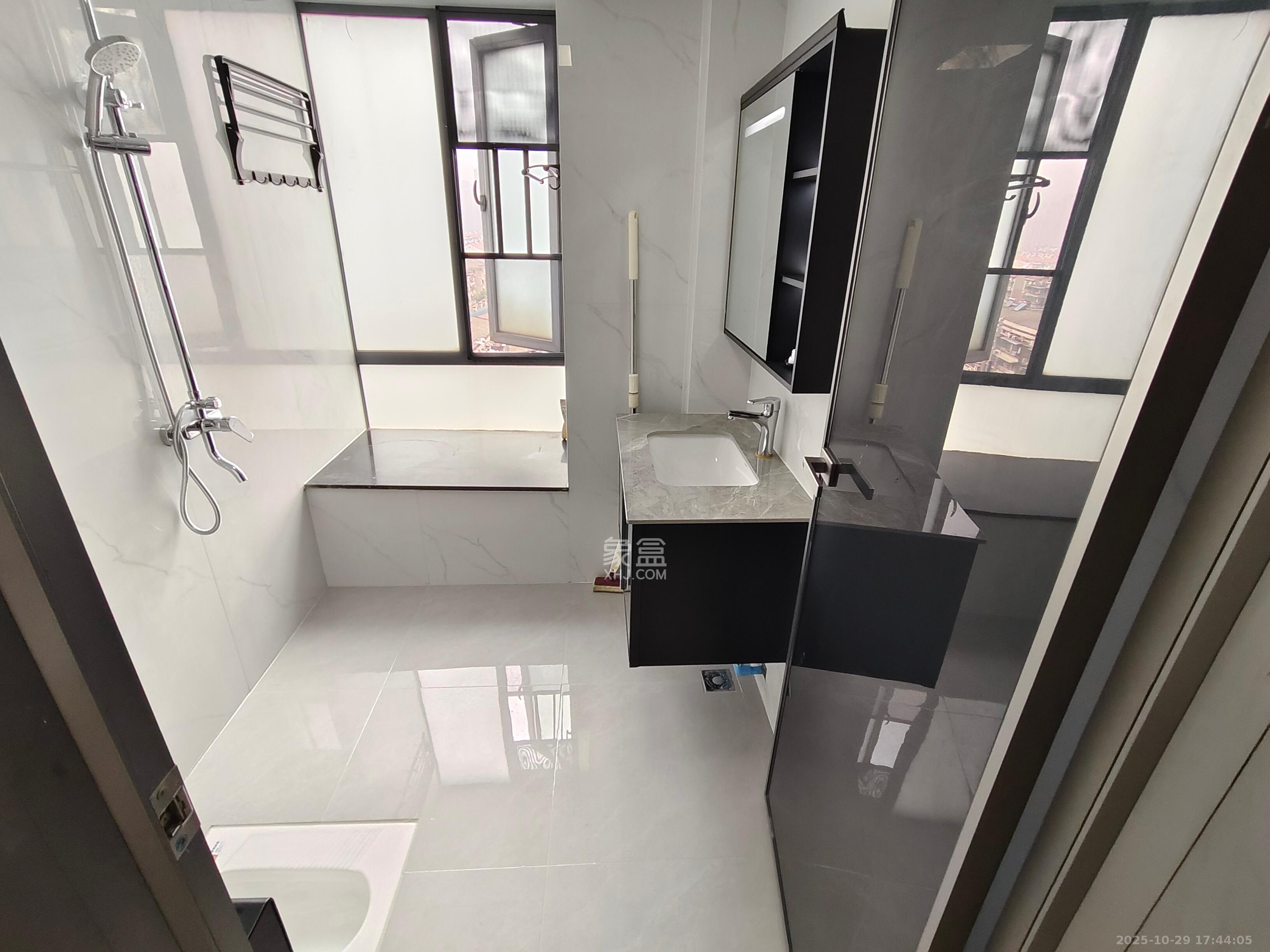 银港水晶城  2室2厅1卫    2500.0元/月 银港水晶城  2室2厅1卫    2500.0元/月室内图