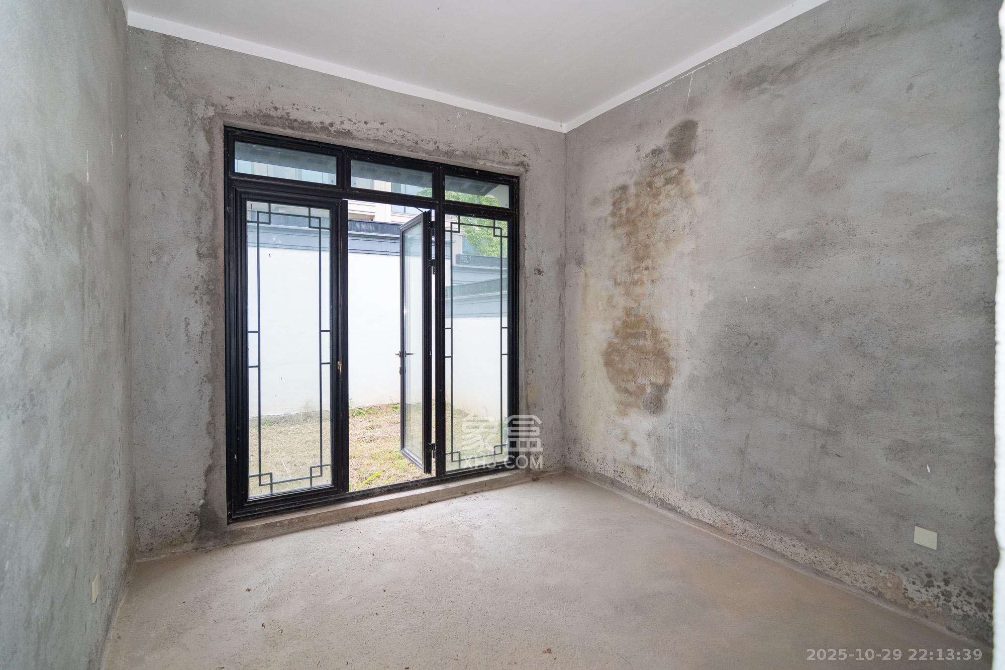 绿城高尔夫小镇  6室3厅4卫    550.0万 绿城高尔夫小镇  6室3厅4卫    550.0万卧室