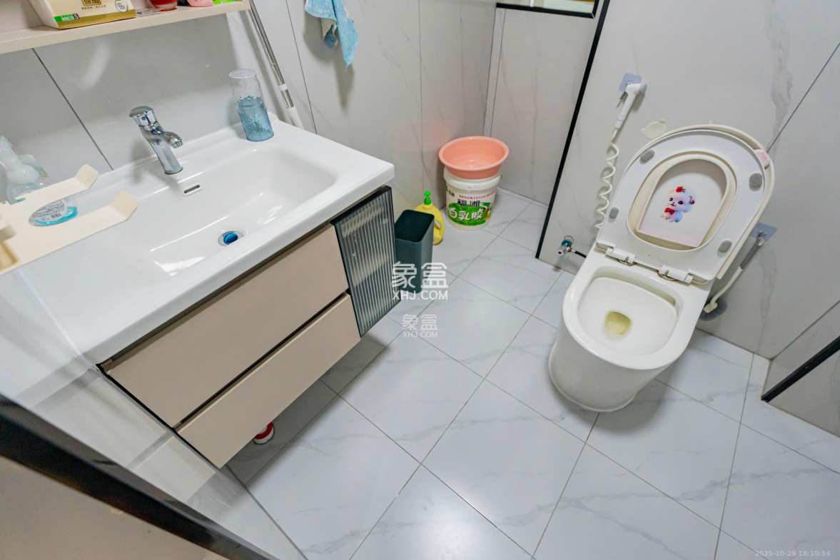 天健芙蓉盛世一期 3室2厅2卫 118.0万 天健芙蓉盛世一期 3室2厅2卫 118.0万卫生间