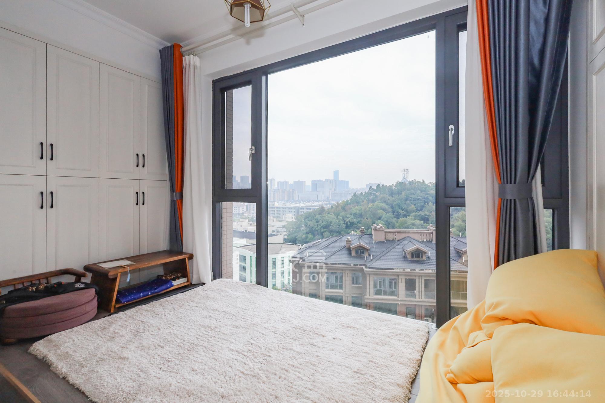 八方小区B区  3室2厅2卫    450.0万阳台