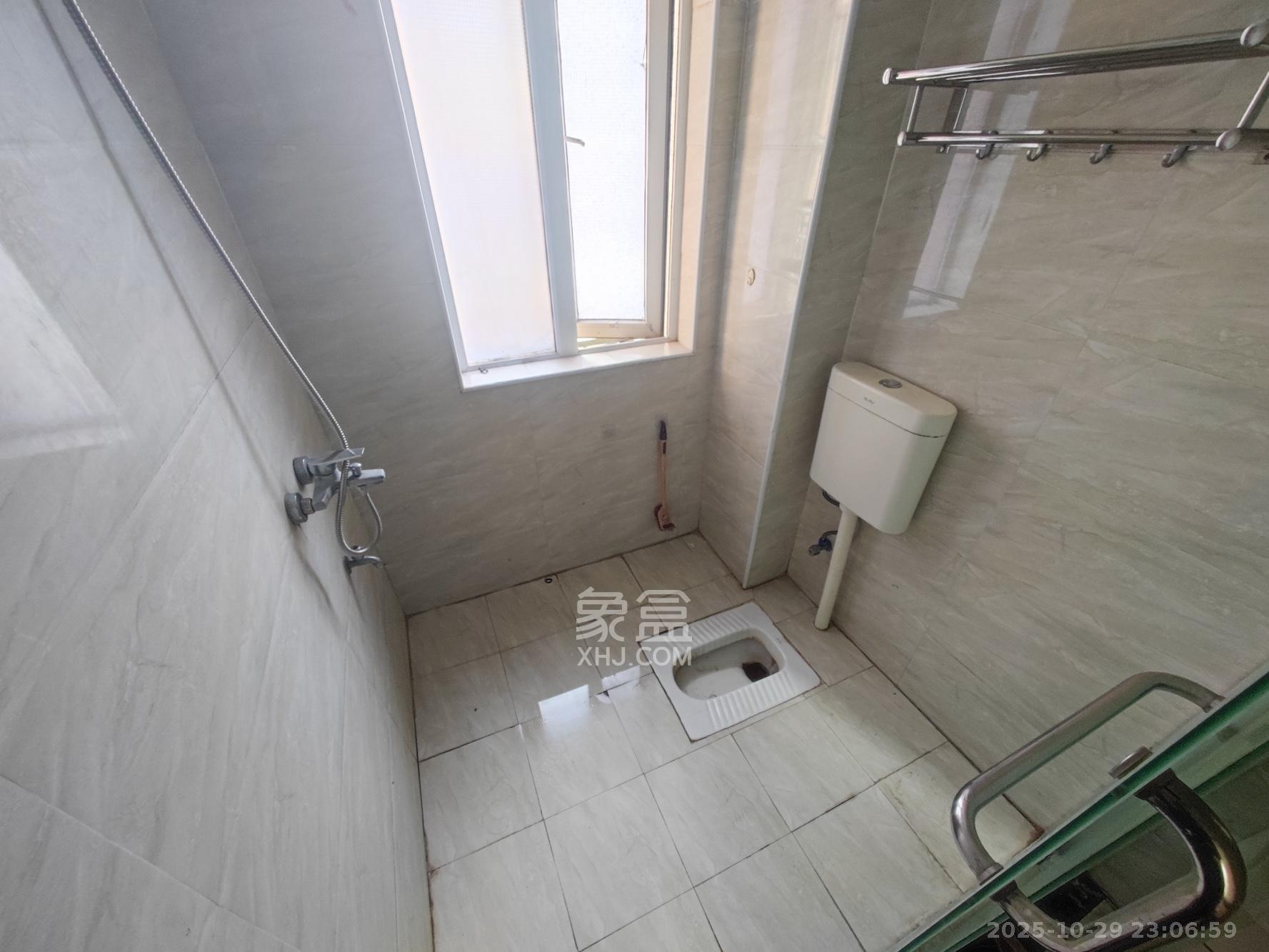 丽发新城  3室2厅1卫    105.0万卫生间