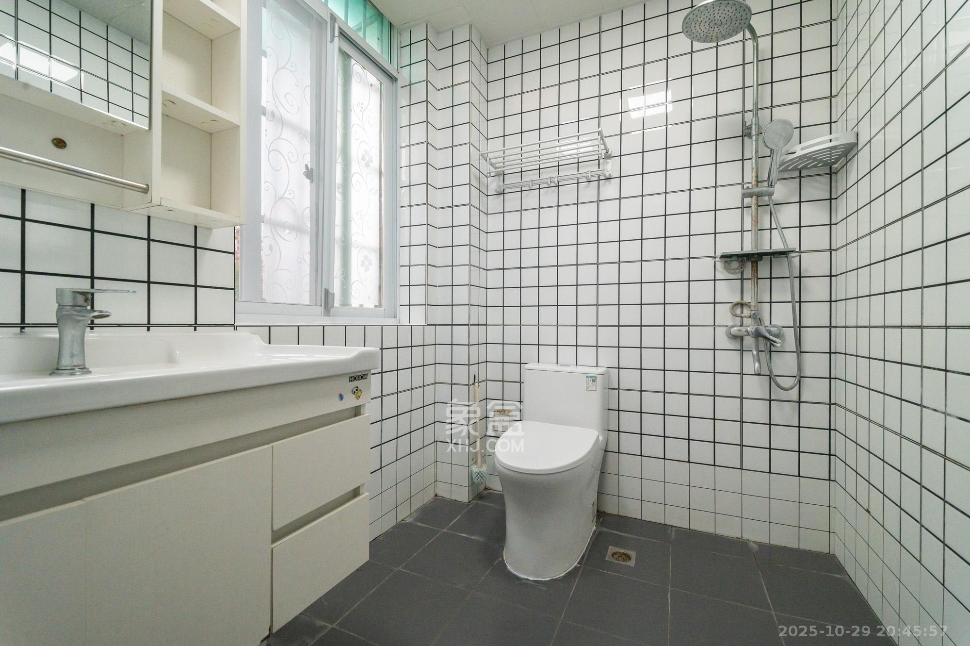 山水芙蓉国际新城 4室2厅2卫 81.8万 山水芙蓉国际新城 4室2厅2卫 81.8万卫生间