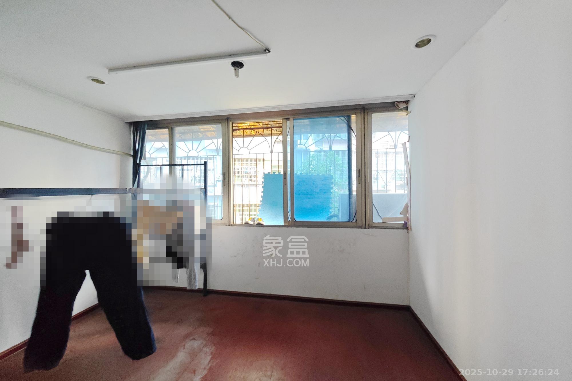 凤凰商贸城  8室2厅2卫    99.0万阳台