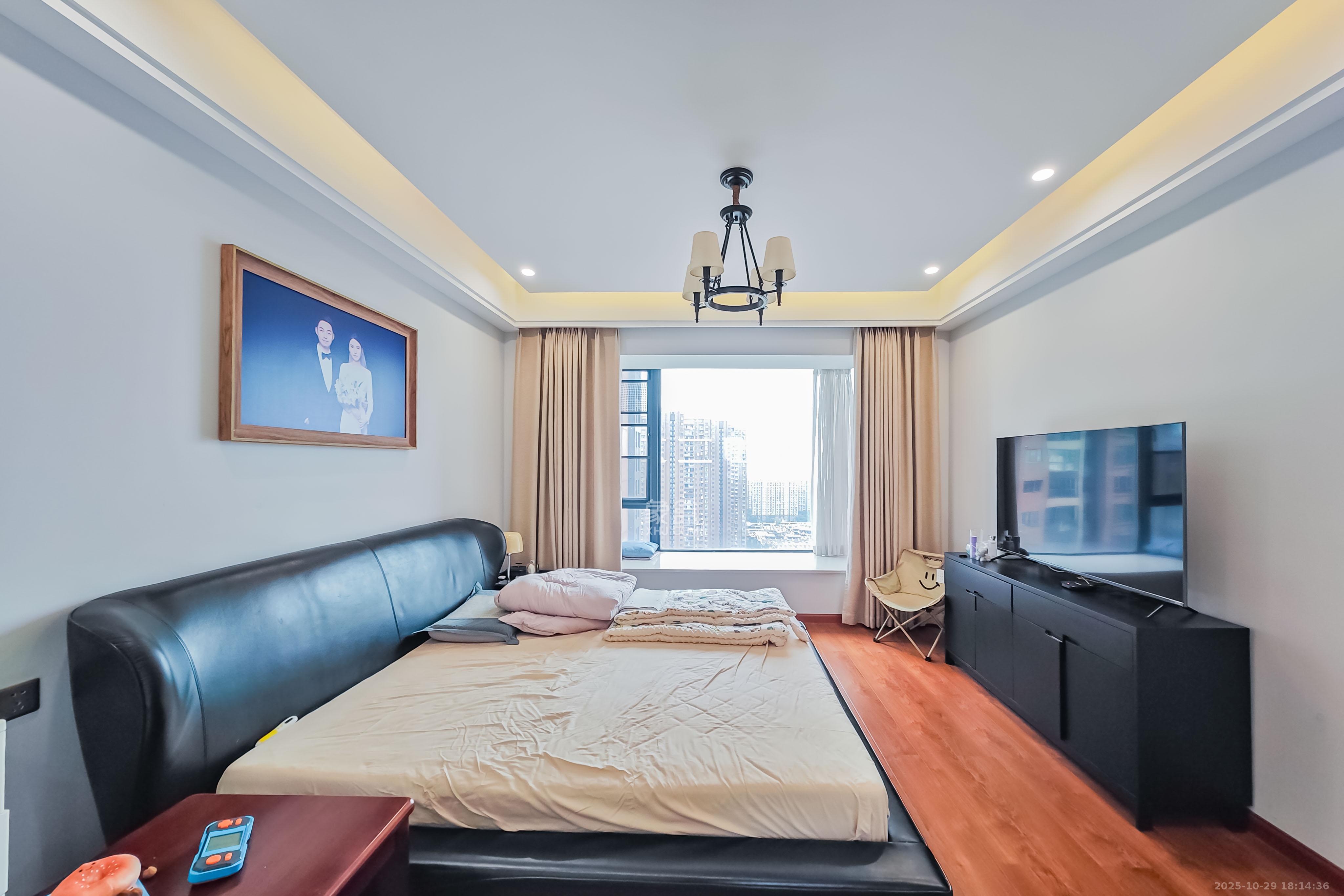 京武浪琴山一、二期  4室2厅2卫    368.0万卧室