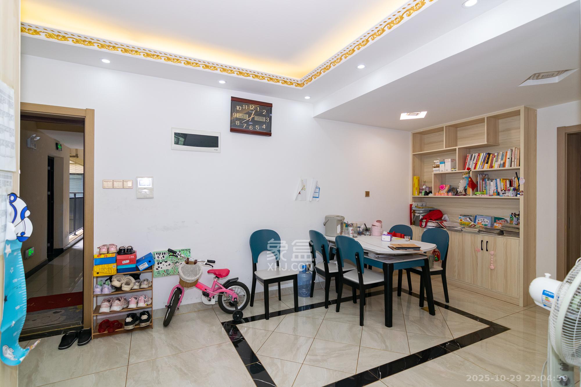 澳海澜庭  3室2厅1卫    85.0万客厅