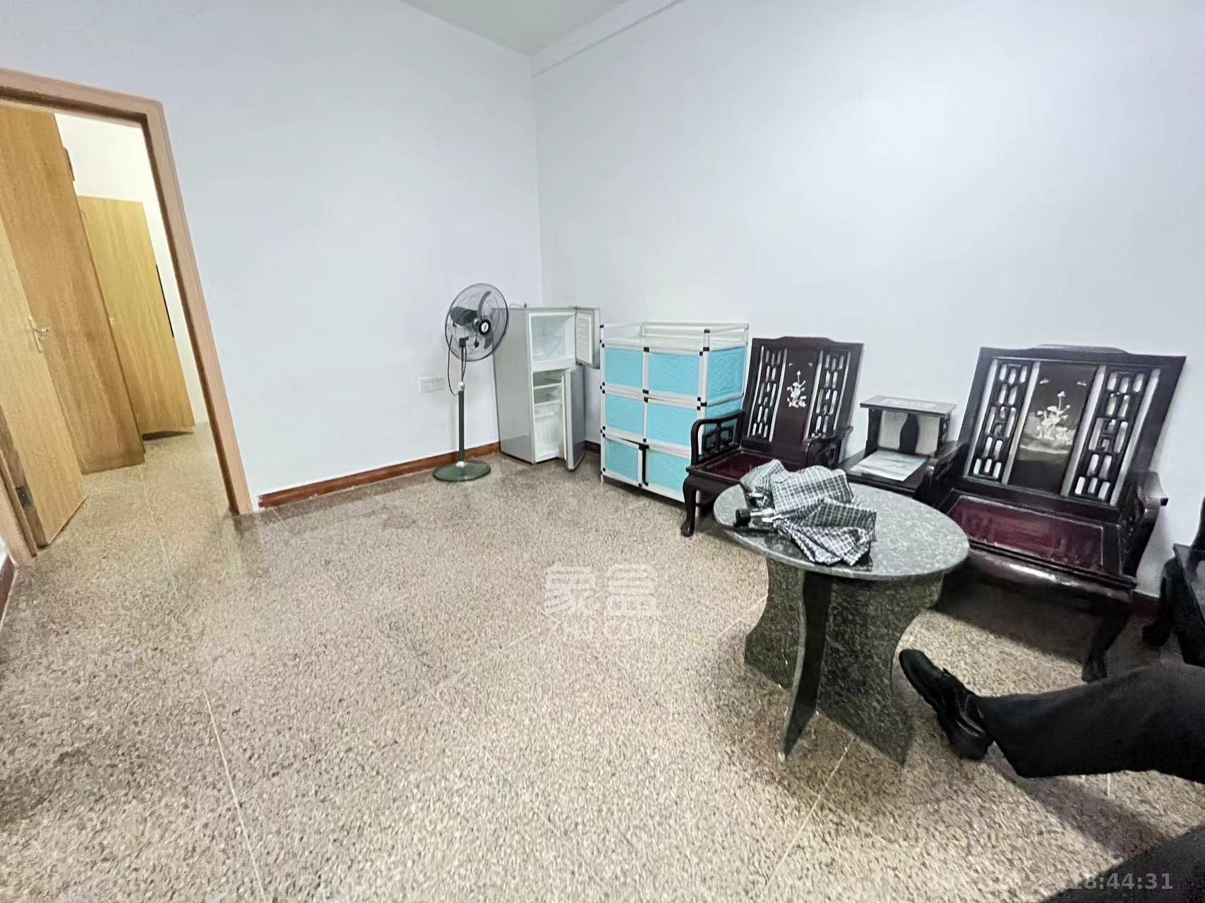 五一东村  2室1厅1卫    1600.0元/月 五一东村  2室1厅1卫    1600.0元/月室内图