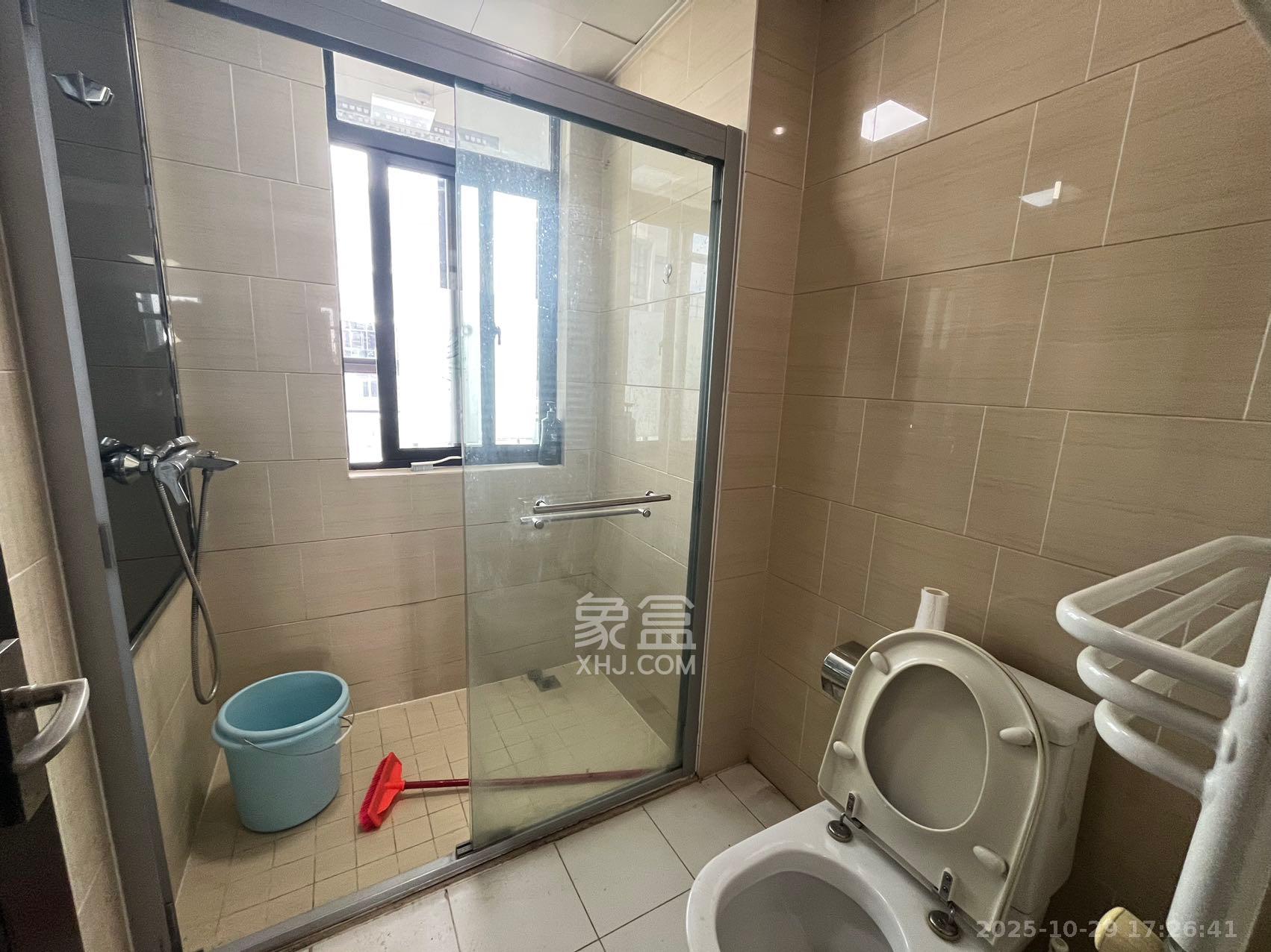 阳光100三期  3室2厅2卫    2500.0元/月 阳光100三期  3室2厅2卫    2500.0元/月室内图