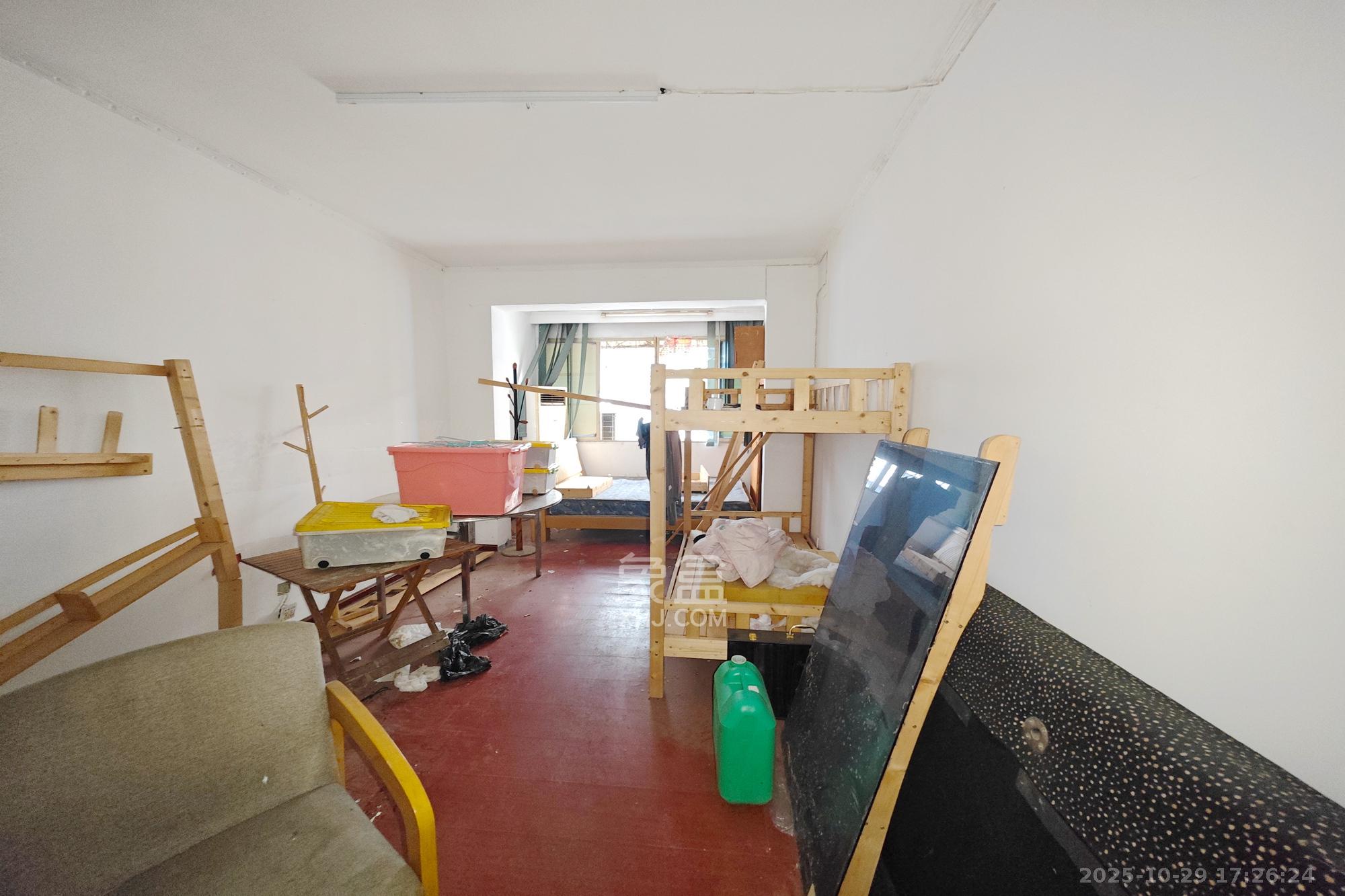 凤凰商贸城  8室2厅2卫    99.0万卧室