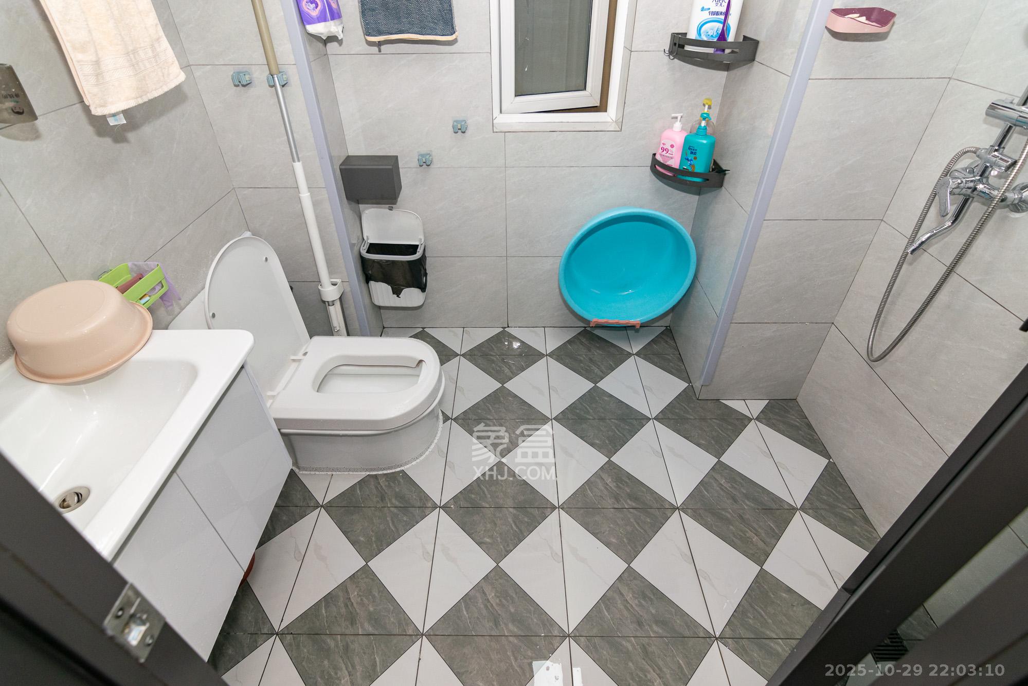 金地三千府(金地湖山樾、金地自在城)  2室2厅1卫    56.0万 金地三千府(金地湖山樾、金地自在城)  2室2厅1卫    56.0万卫生间