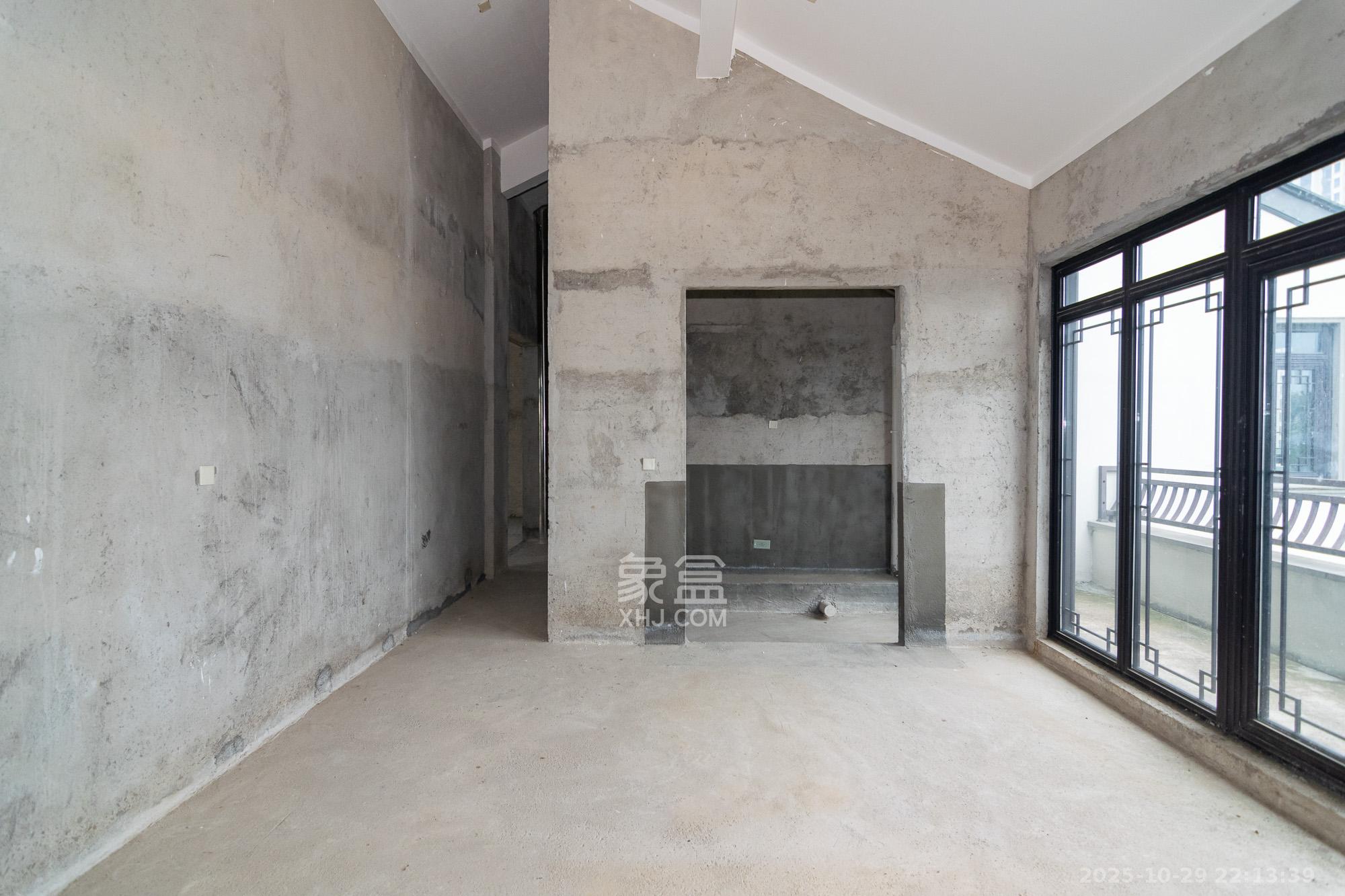 绿城高尔夫小镇  6室3厅4卫    550.0万 绿城高尔夫小镇  6室3厅4卫    550.0万卧室