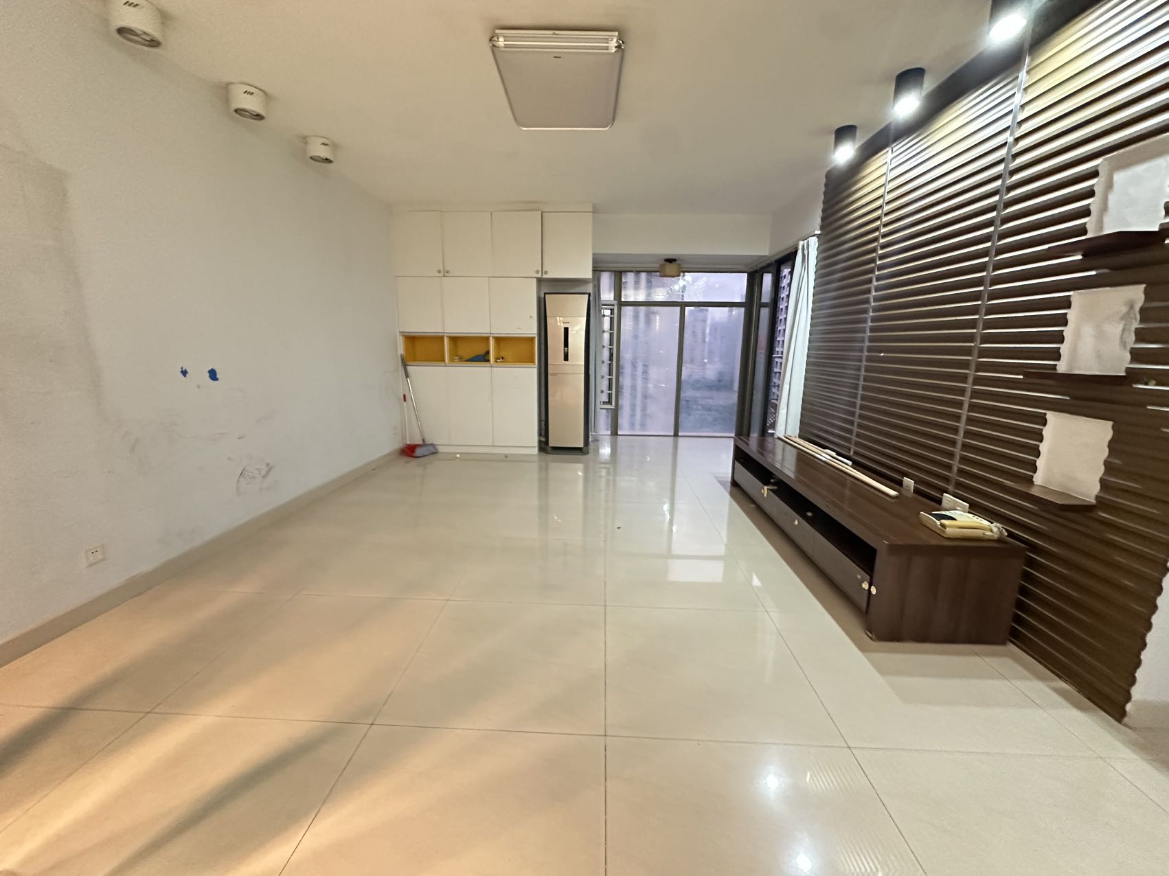 海岸壹号  1室0厅0卫    205.0万客厅