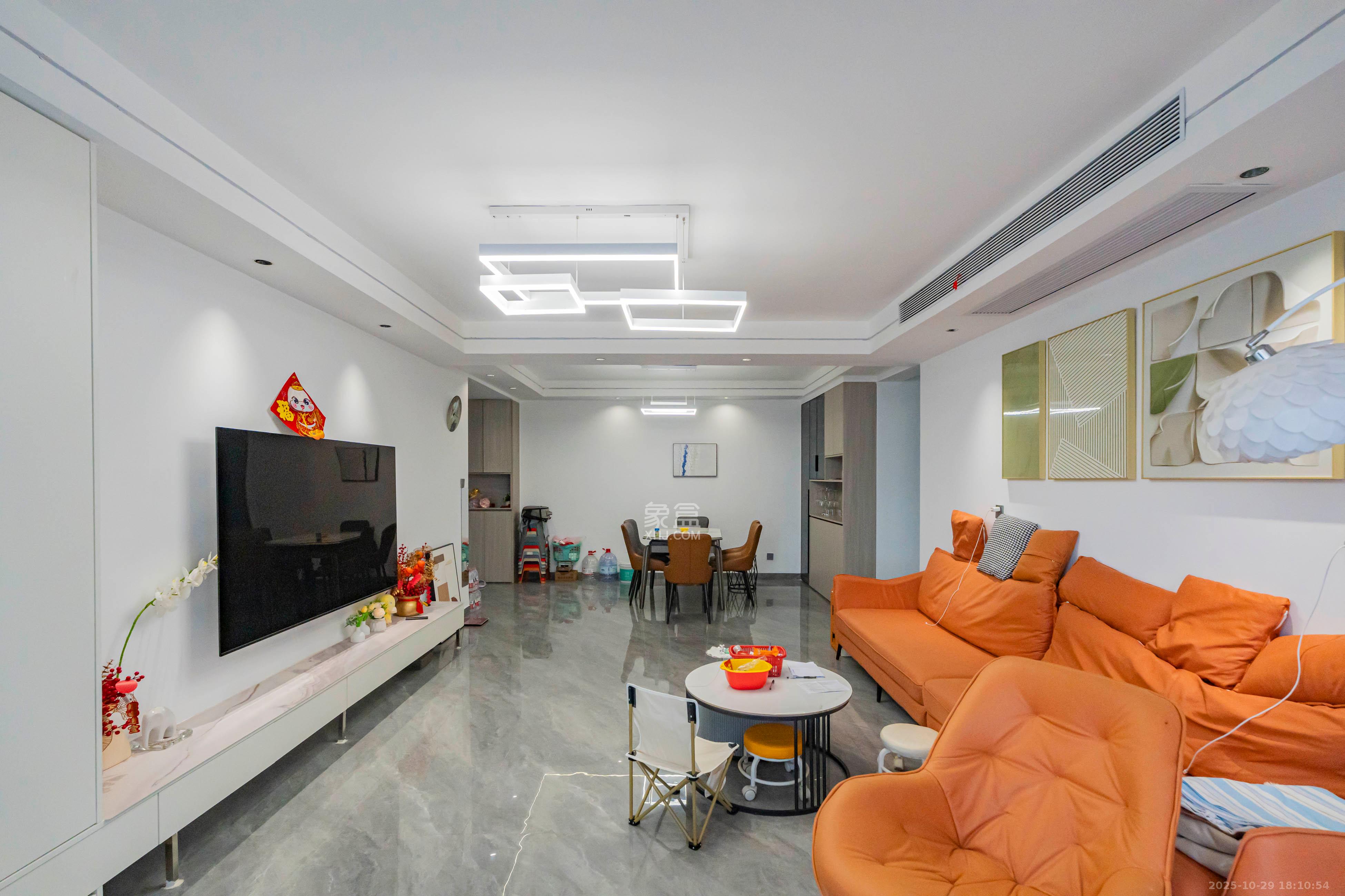 天健芙蓉盛世一期 3室2厅2卫 118.0万 天健芙蓉盛世一期 3室2厅2卫 118.0万客厅