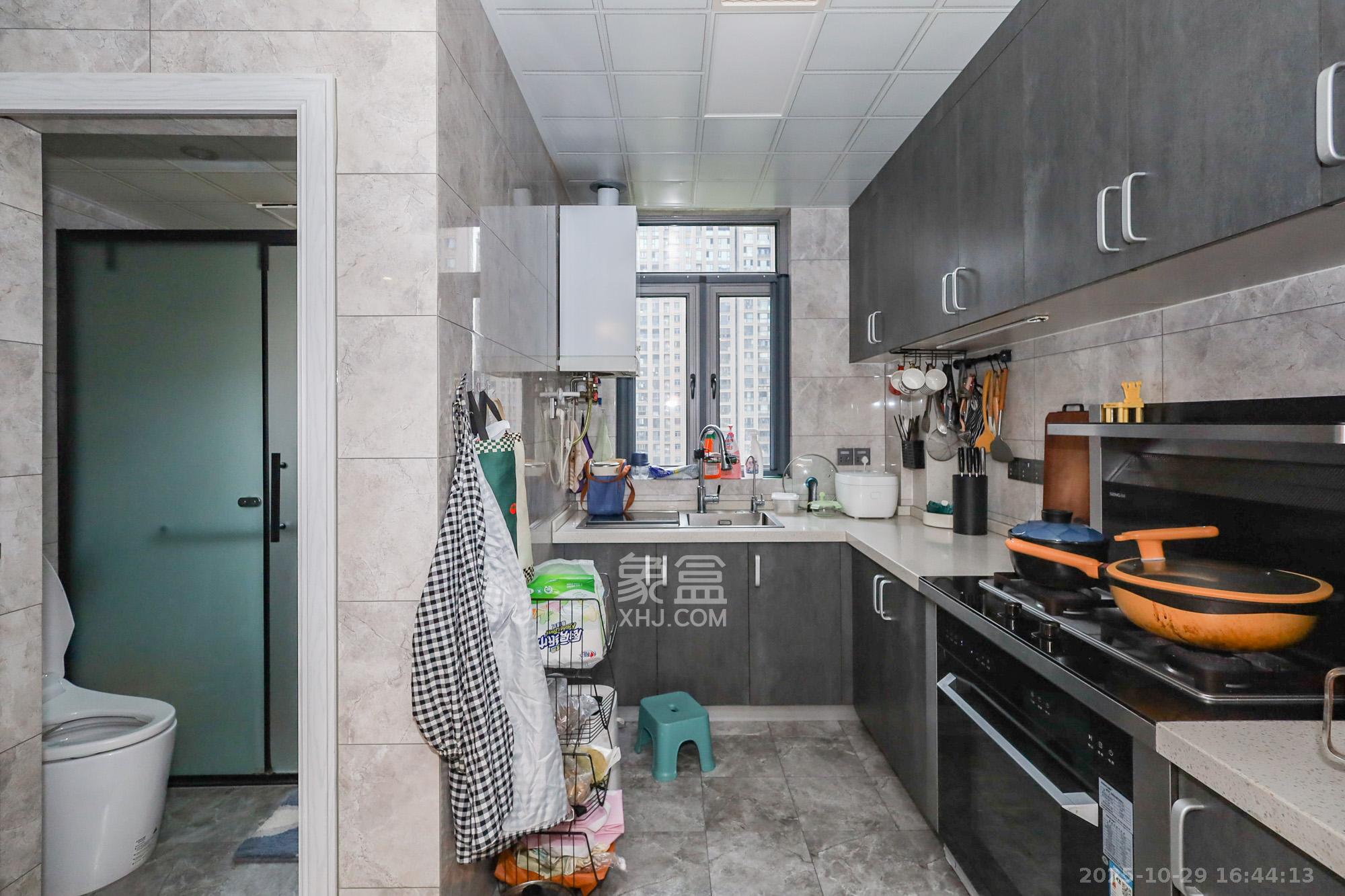 八方小区B区  3室2厅2卫    450.0万厨房