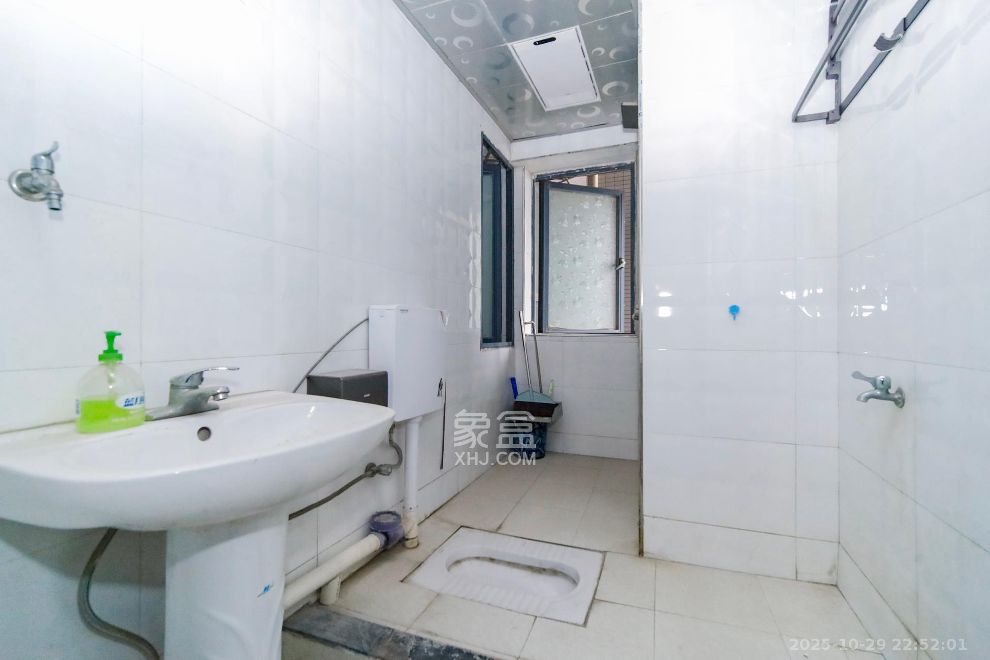 亚商国际  2室1厅1卫    43.0万卫生间