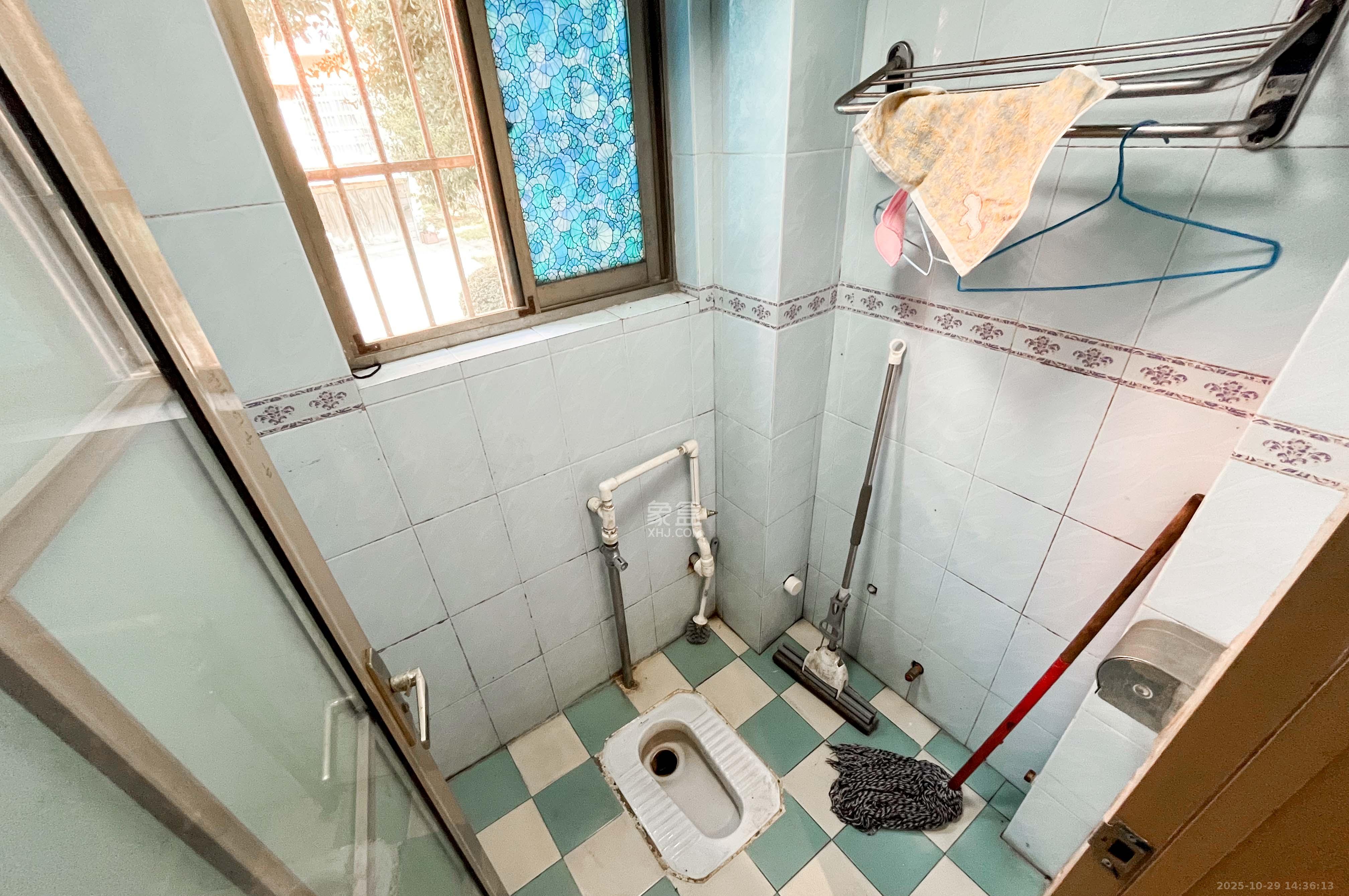 阳明山庄  3室2厅2卫    67.0万卫生间