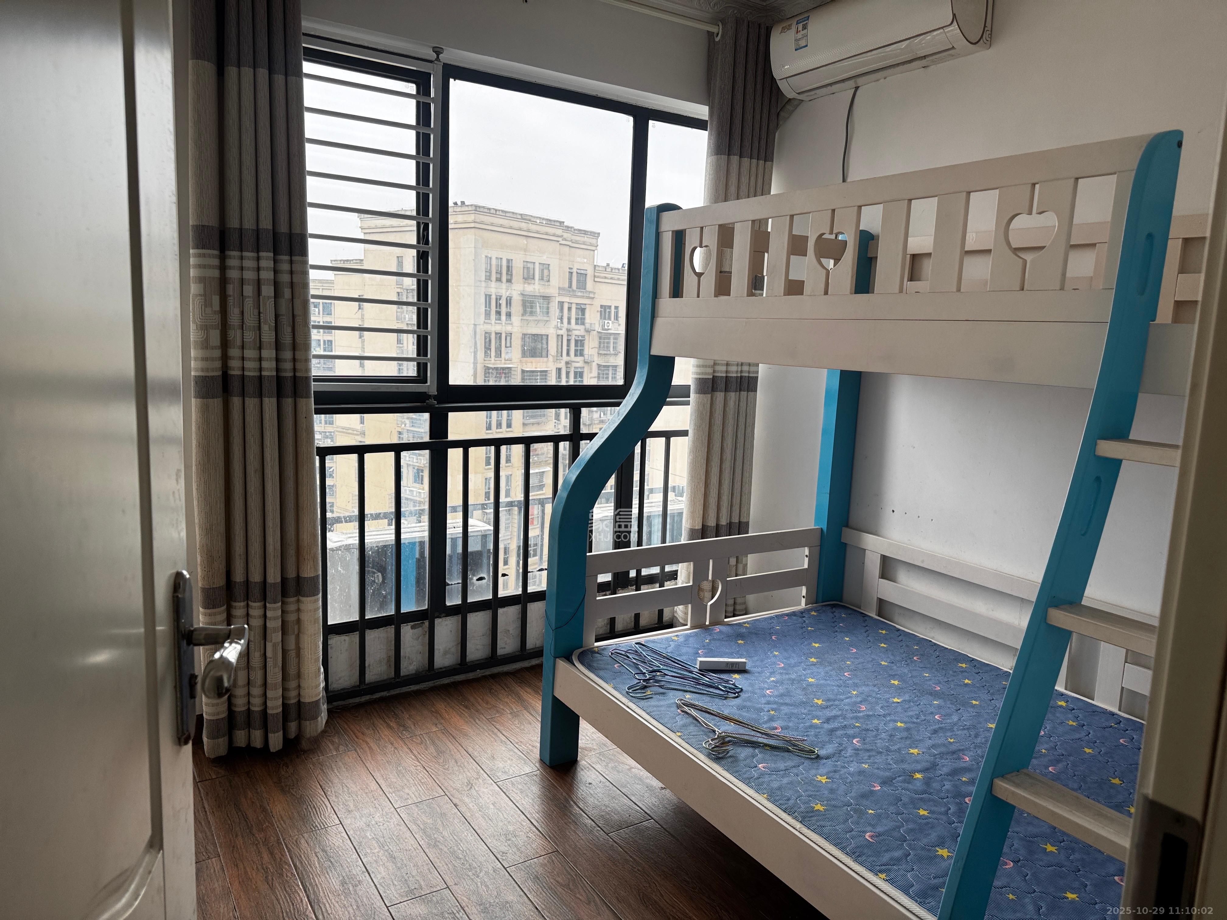 悦湖山  4室2厅1卫    2500.0元/月 悦湖山  4室2厅1卫    2500.0元/月室内图