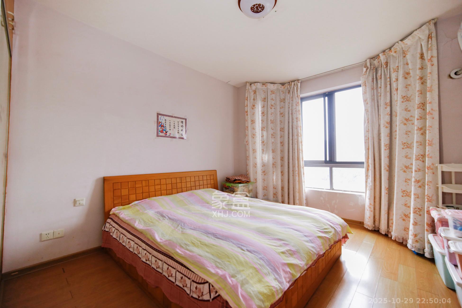 上海城小区  2室2厅1卫    75.0万卧室