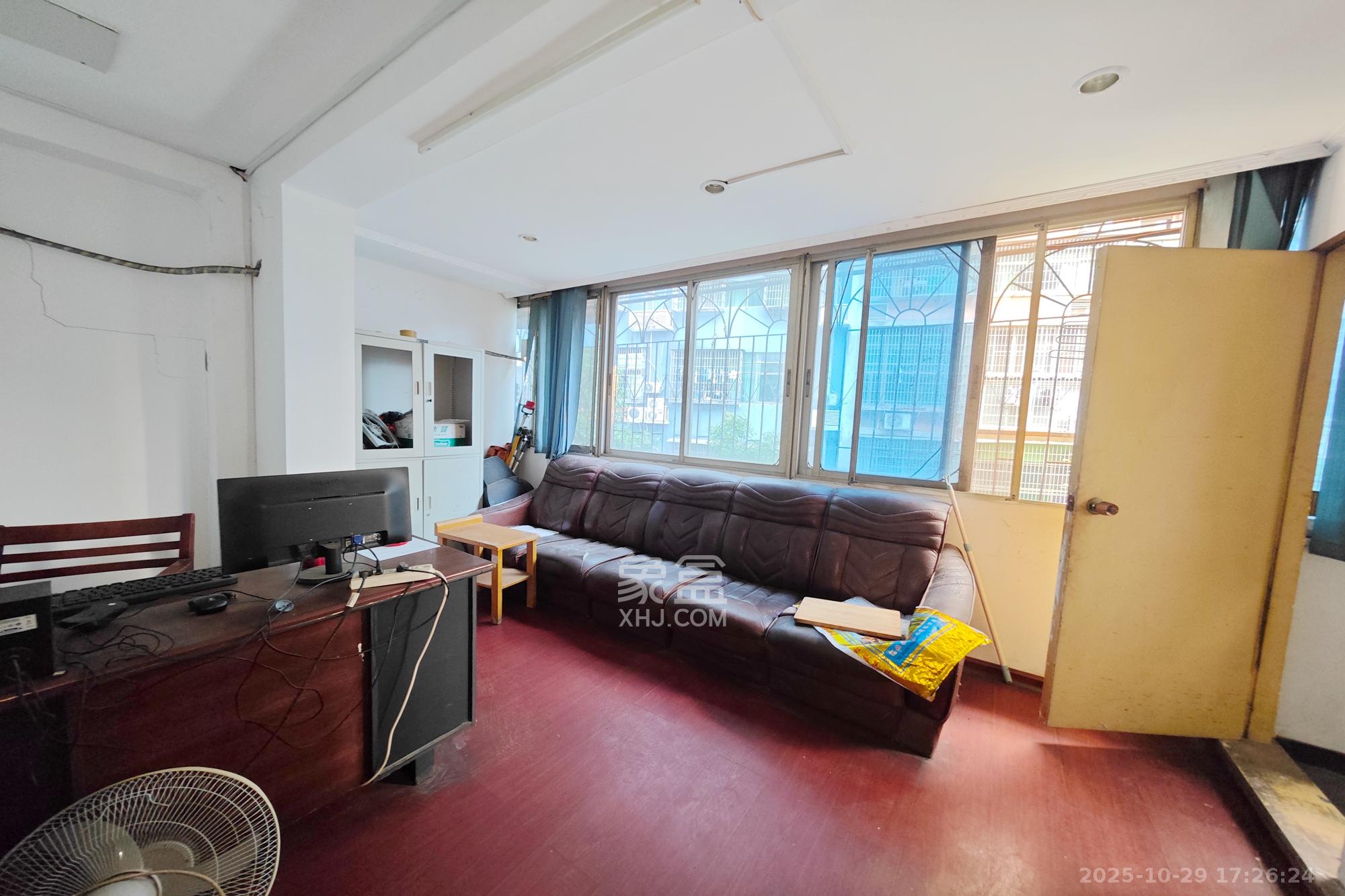 凤凰商贸城  8室2厅2卫    99.0万卧室