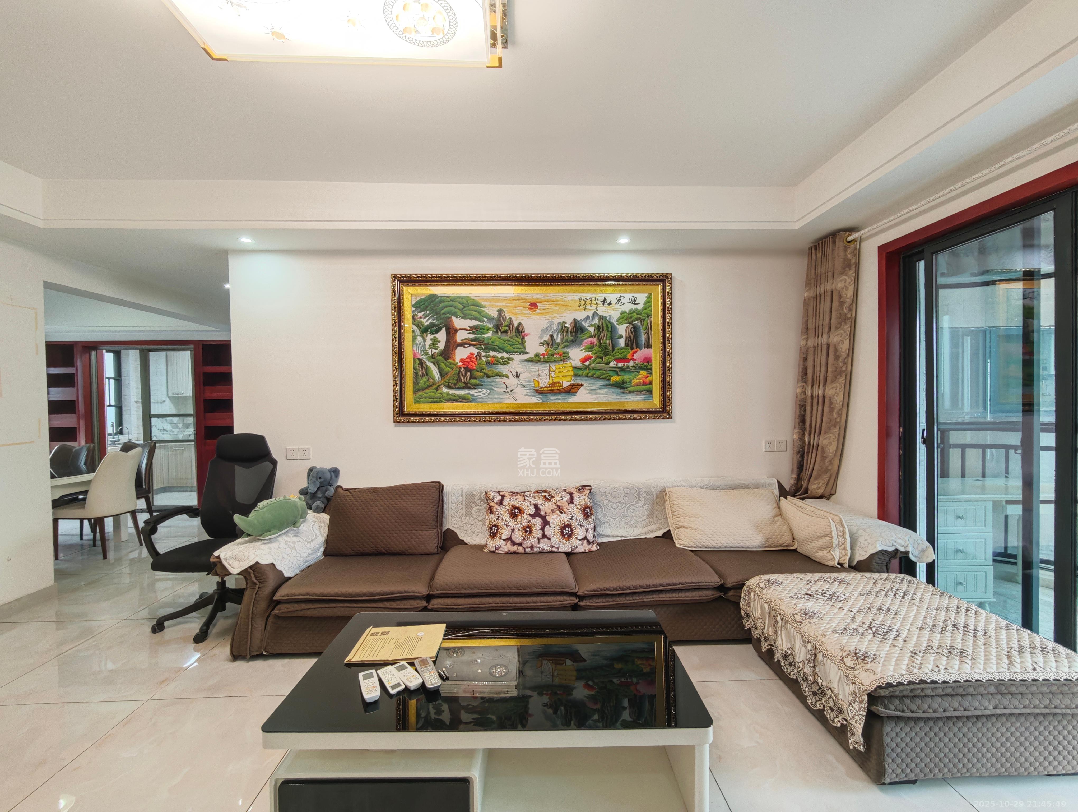 富春山  4室2厅2卫    110.0万 富春山  4室2厅2卫    110.0万客厅