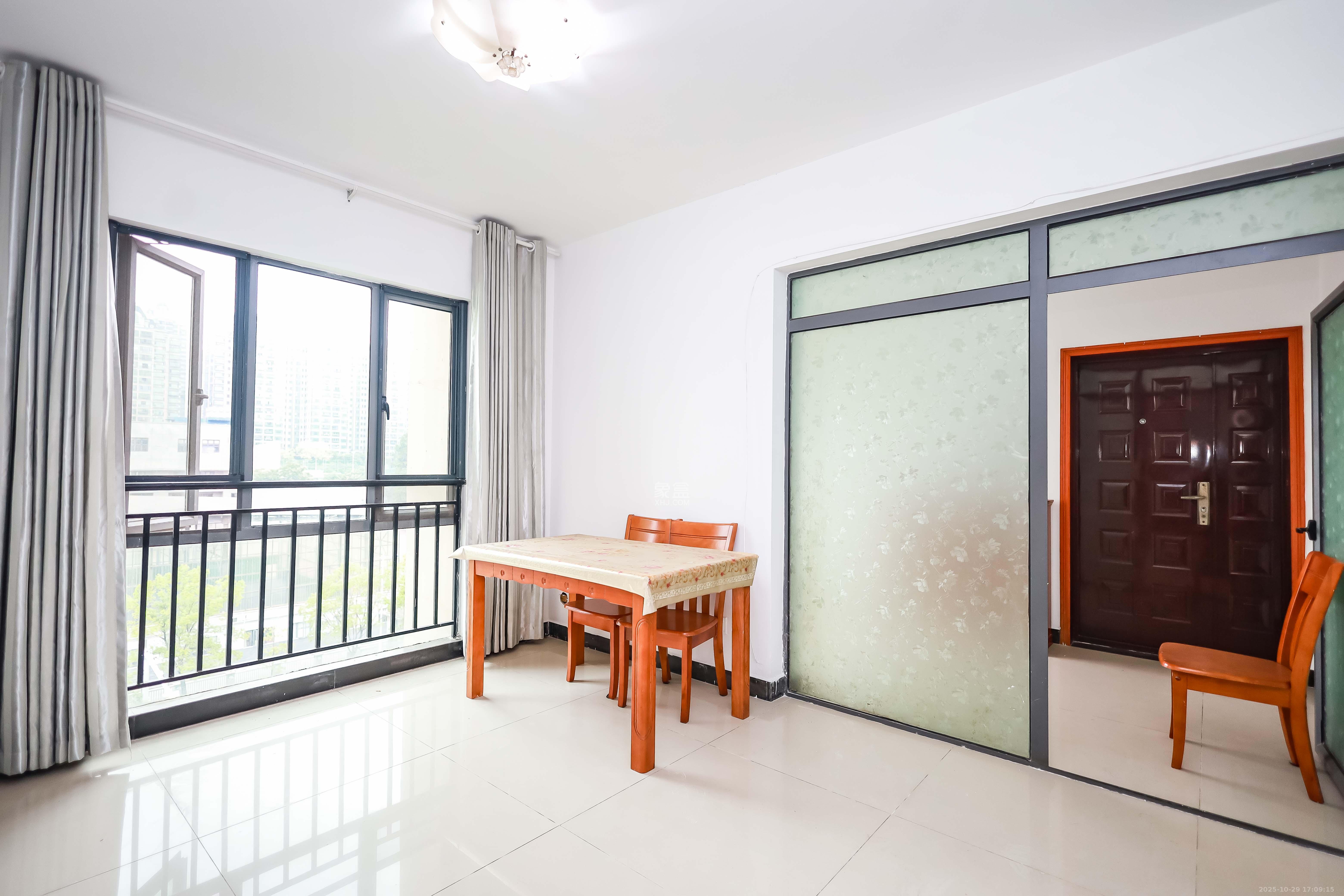 卓越蔚蓝海岸一期  3室2厅2卫    150.0万客厅