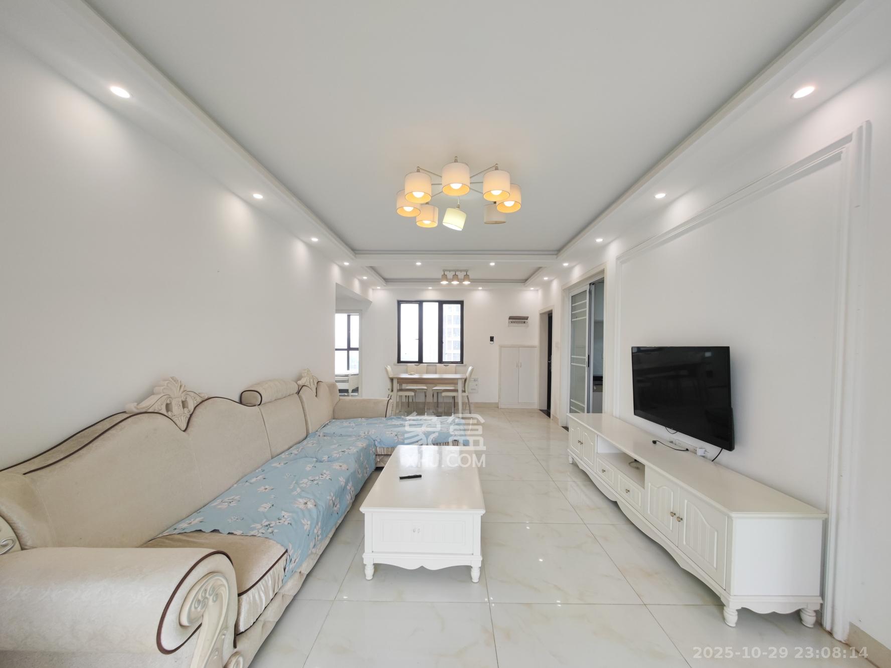 绿地新都会  3室2厅2卫    69.0万客厅