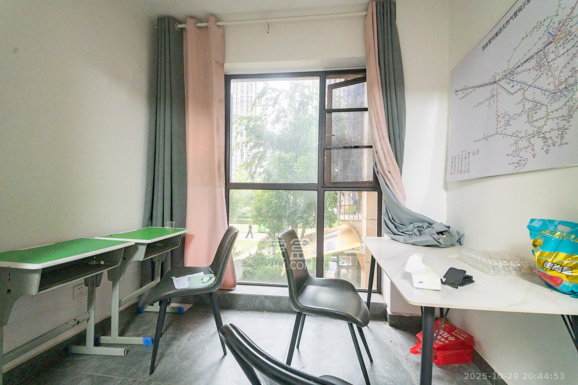 国泰九龙湾  4室2厅2卫    92.0万阳台