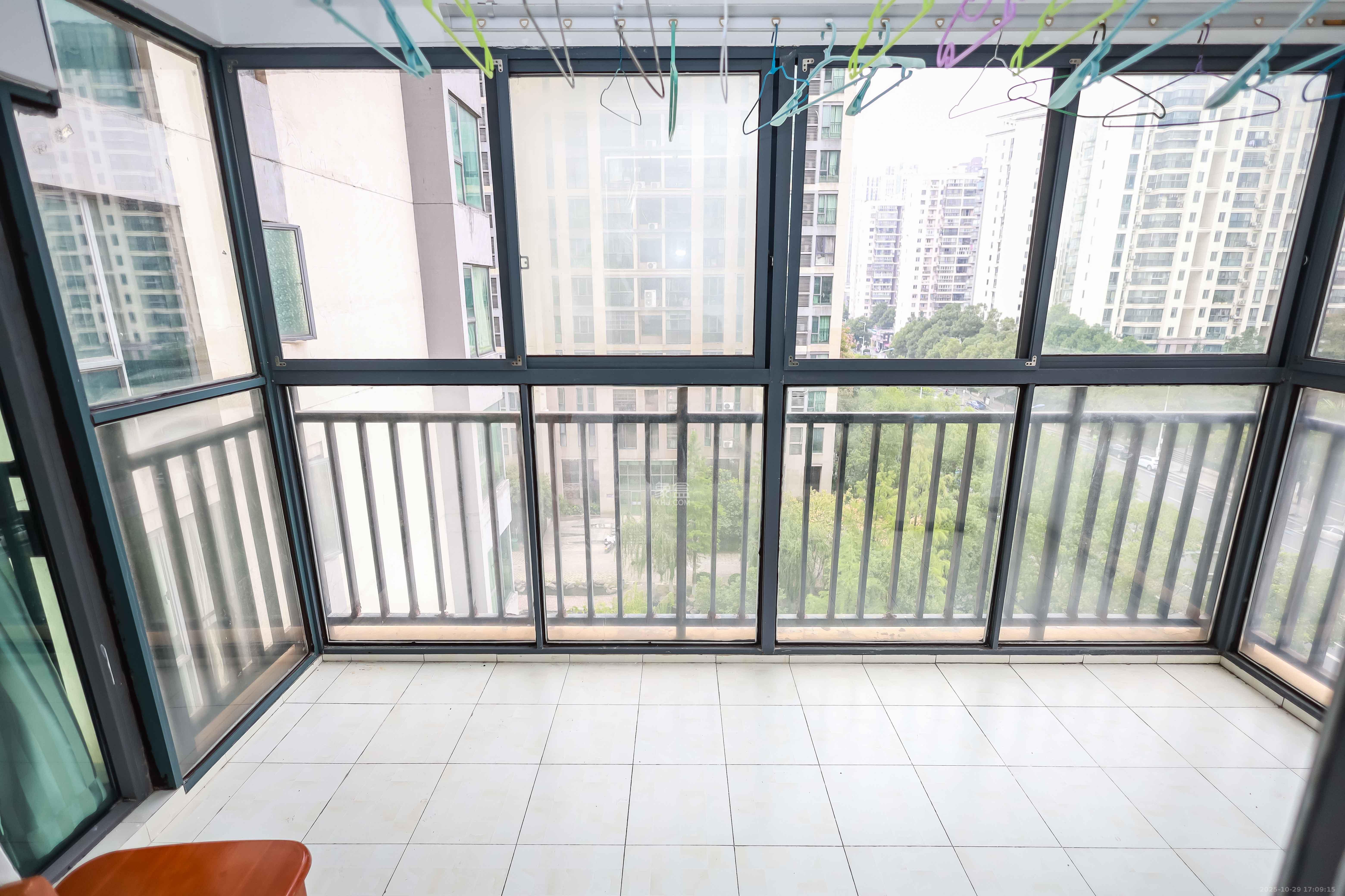 卓越蔚蓝海岸一期  3室2厅2卫    150.0万阳台