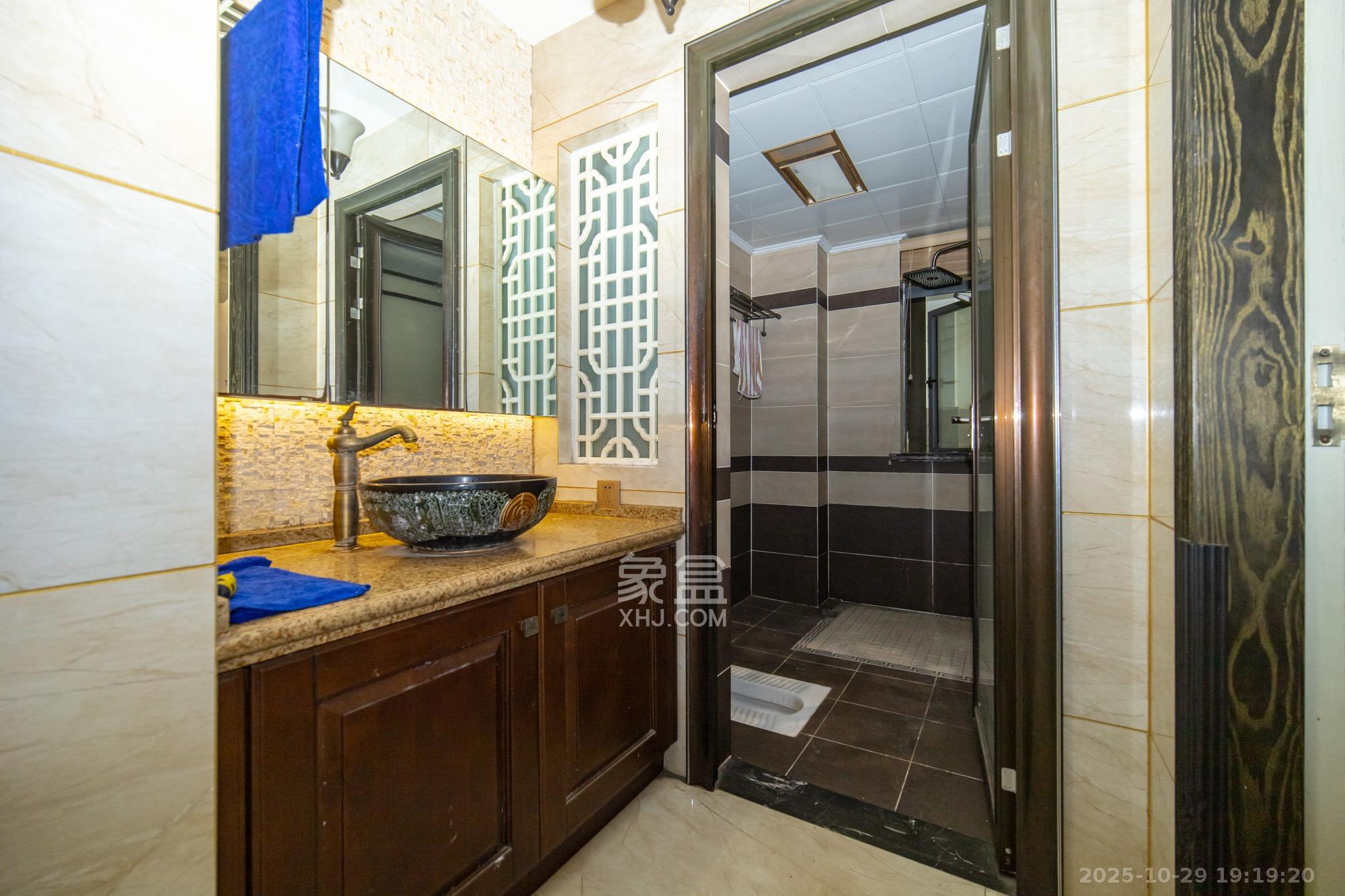 悦湖山  3室2厅1卫    66.8万卫生间