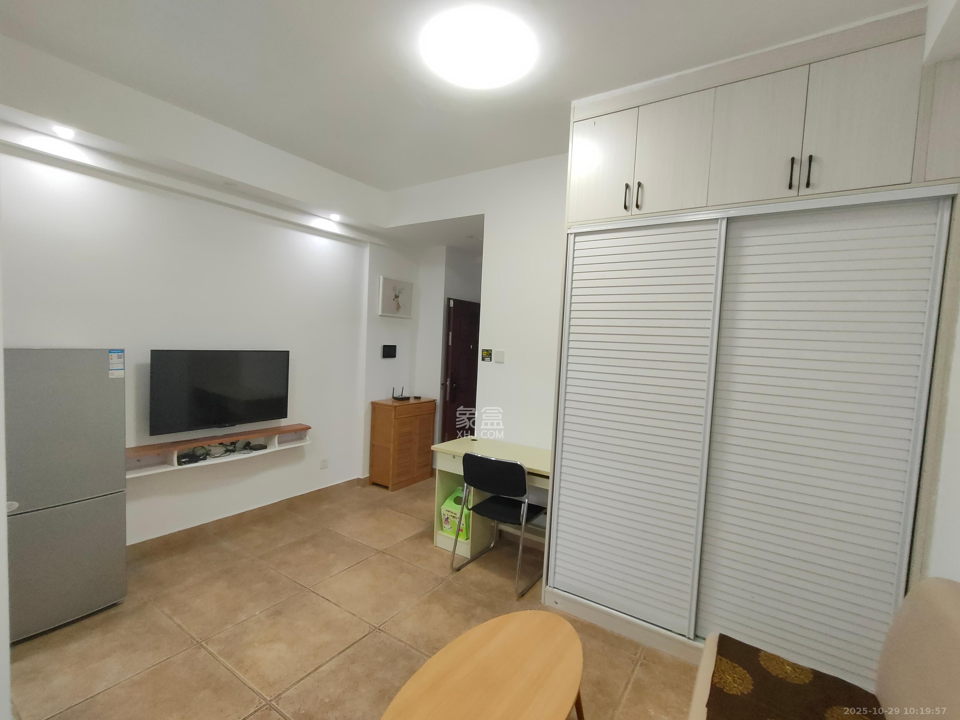 第六都（陆都小区）  1室1厅1卫    1700.0元/月室内图