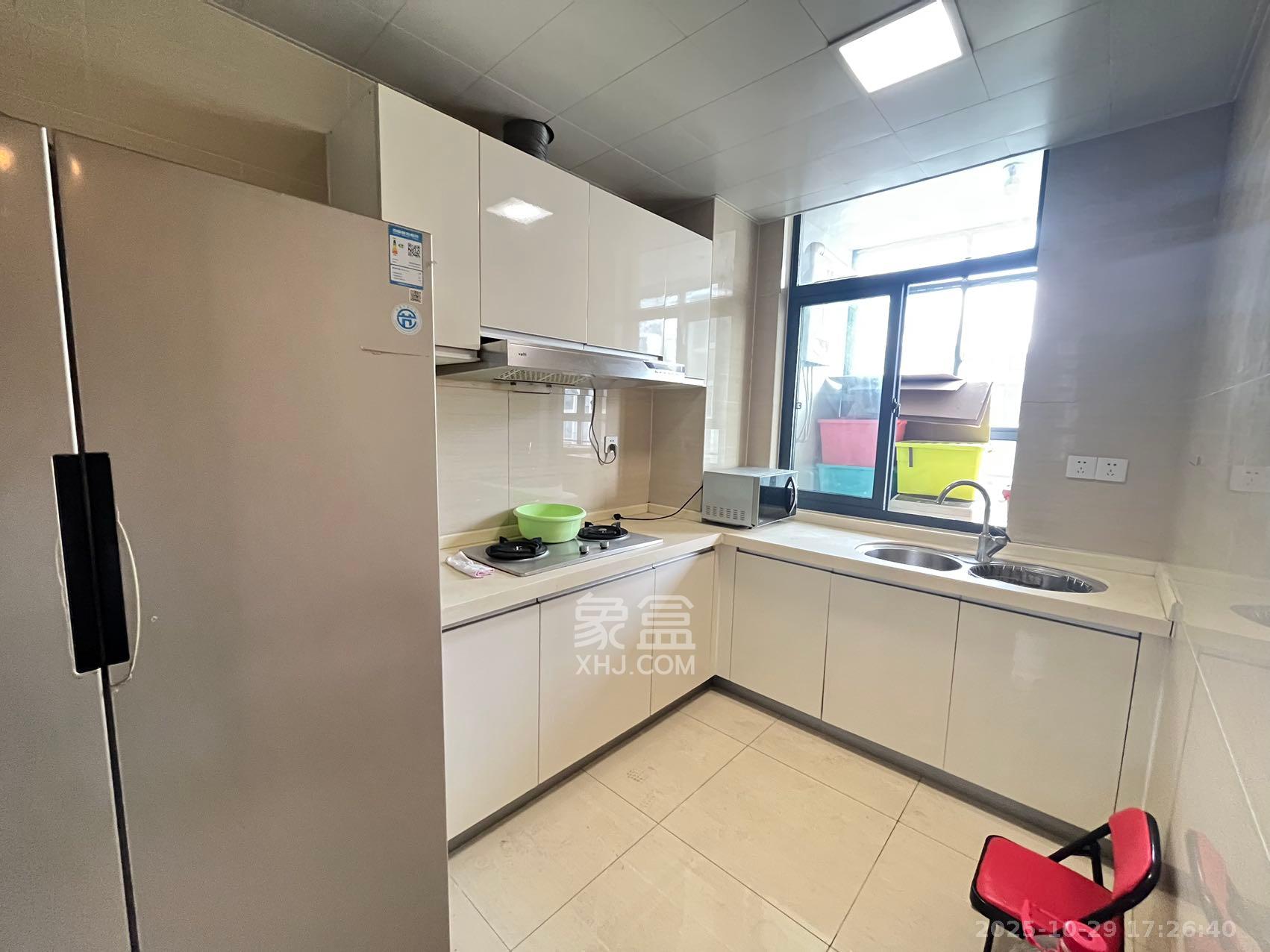 阳光100三期  3室2厅2卫    2500.0元/月 阳光100三期  3室2厅2卫    2500.0元/月室内图