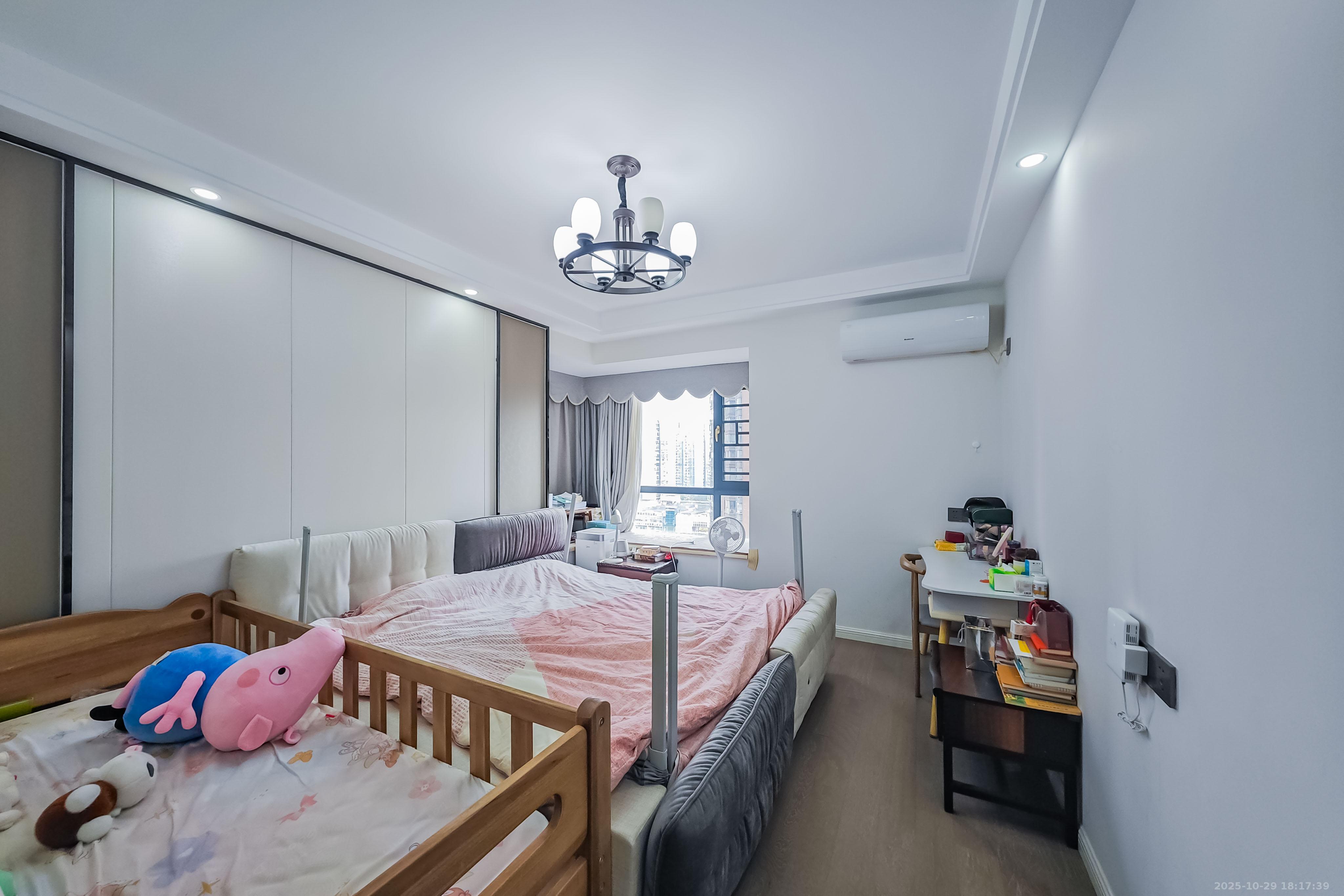 半山壹号 3室2厅2卫 155.0万 半山壹号 3室2厅2卫 155.0万卧室