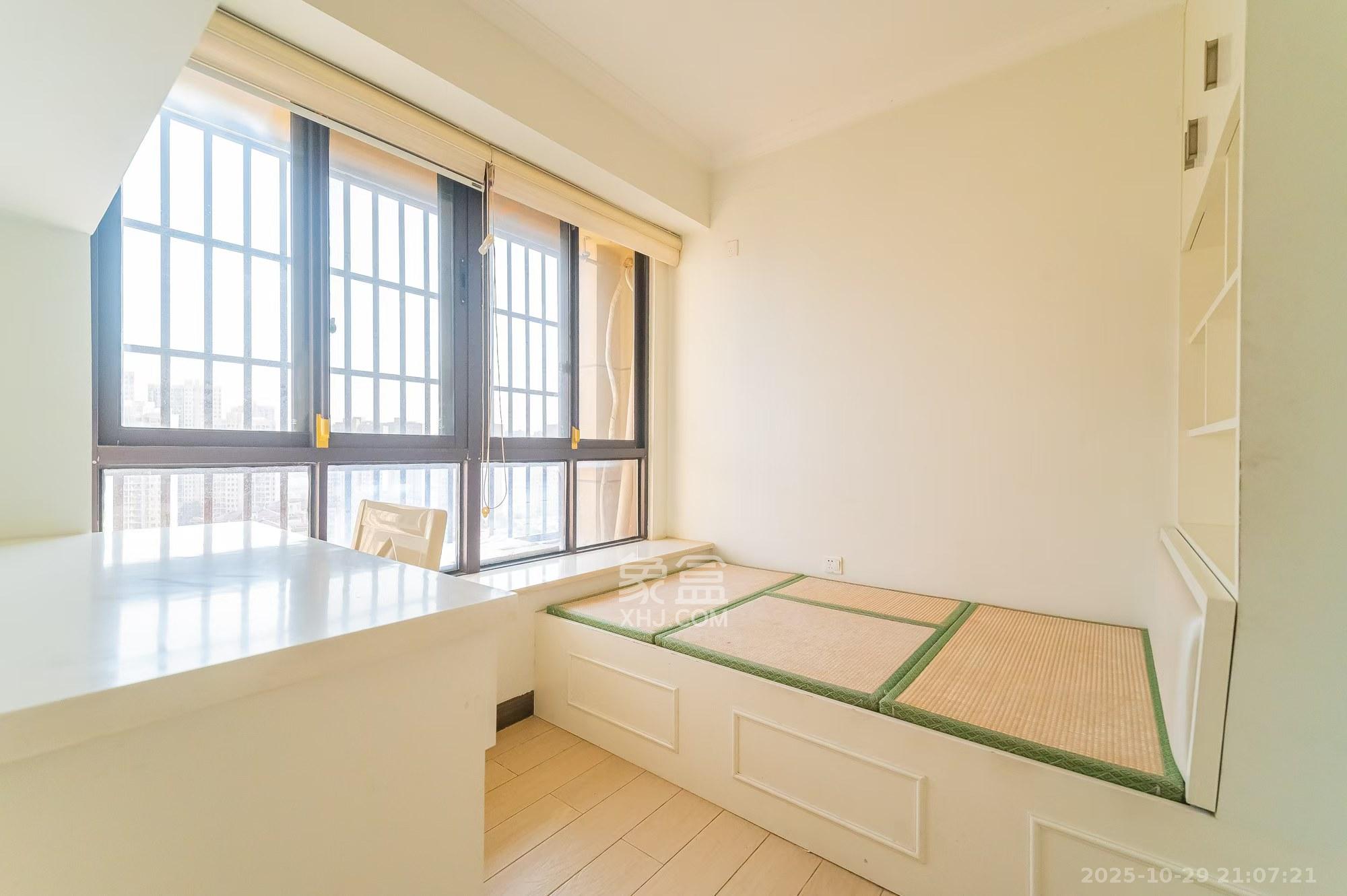 华润置地广场一期  3室2厅1卫    2300.0元/月 华润置地广场一期  3室2厅1卫    2300.0元/月室内图