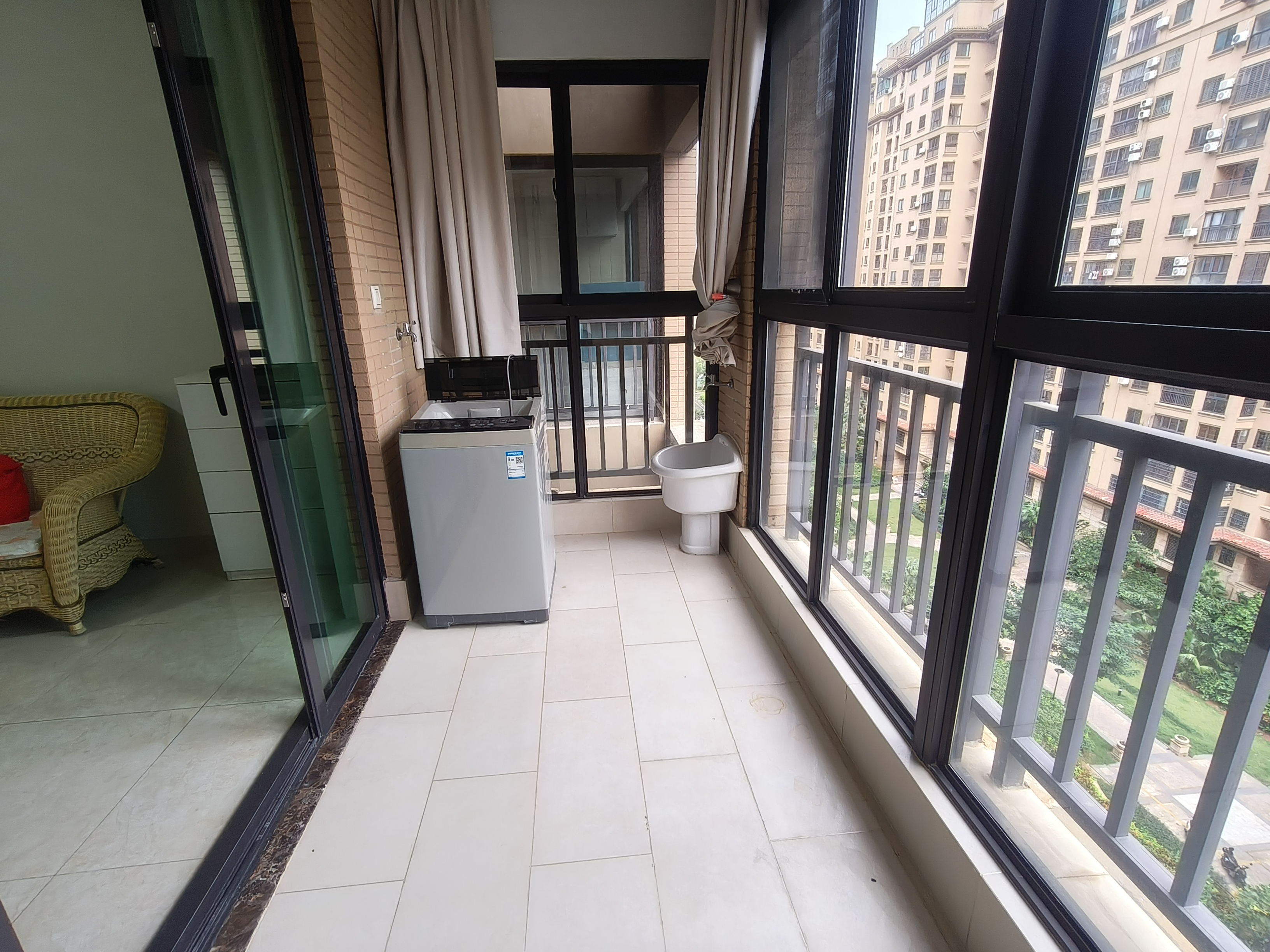 江畔人家  2室2厅1卫    130.0万 江畔人家  2室2厅1卫    130.0万客厅