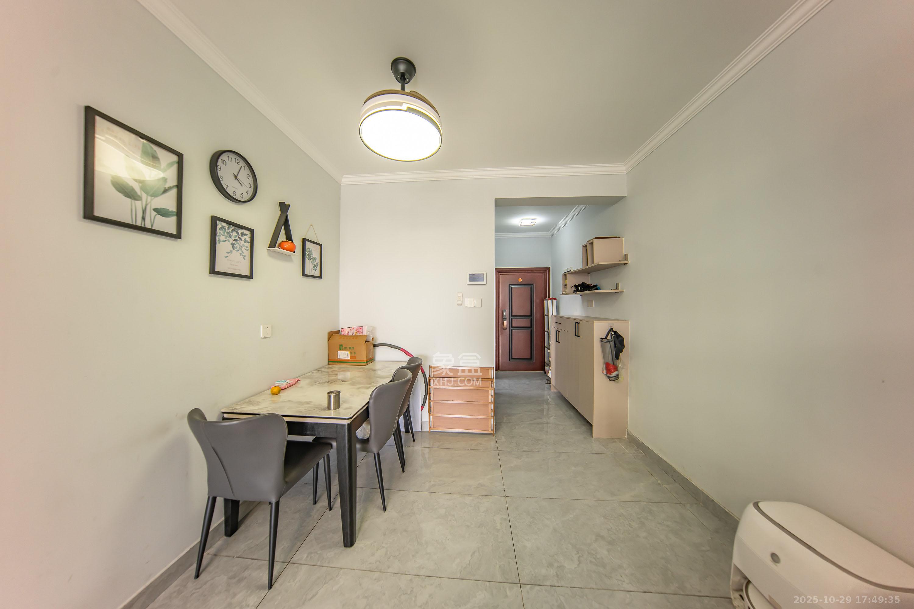 江山帝景哈佛  3室2厅1卫    82.5万客厅