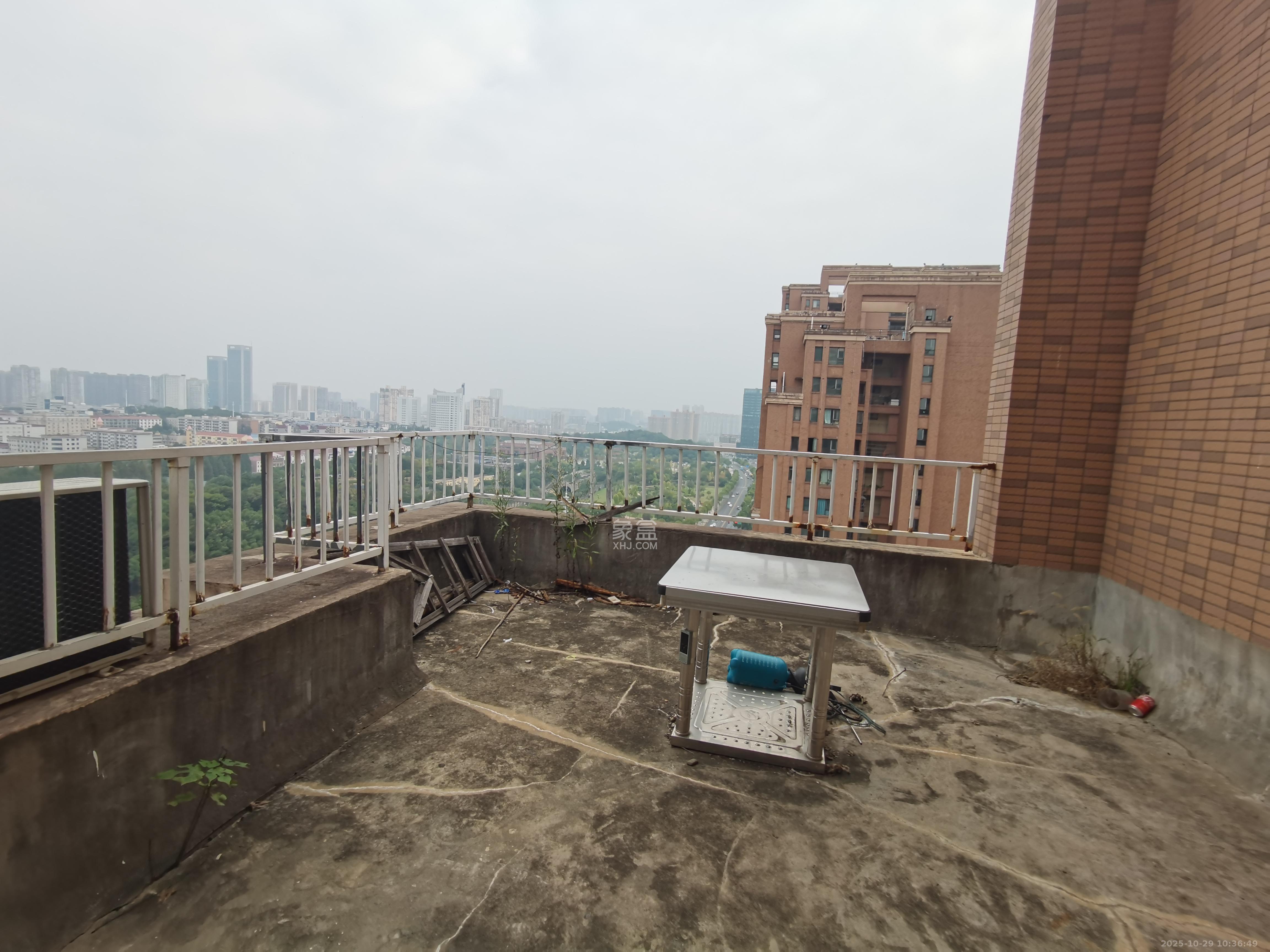 三一街区  3室2厅1卫    1800.0元/月室内图