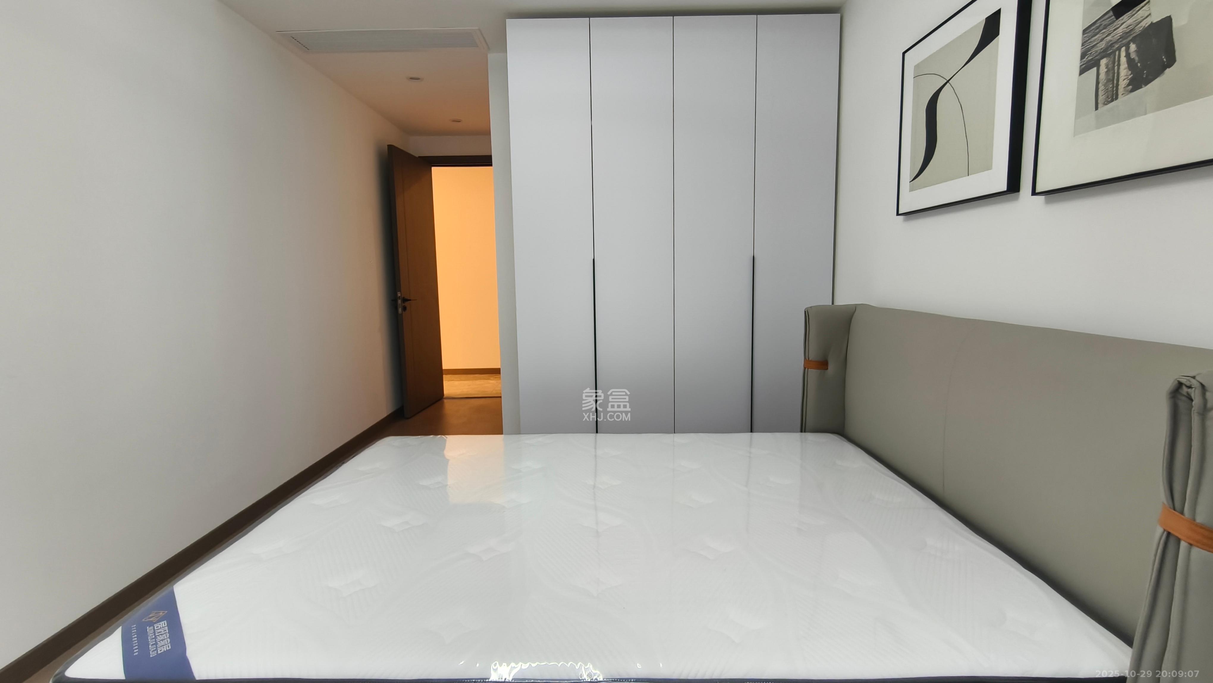 绿地V岛  4室2厅2卫    4800.0元/月室内图