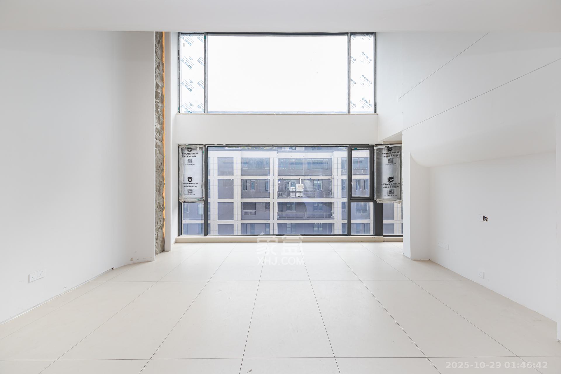 时代建发和著  6室2厅5卫    498.0万 时代建发和著  6室2厅5卫    498.0万客厅