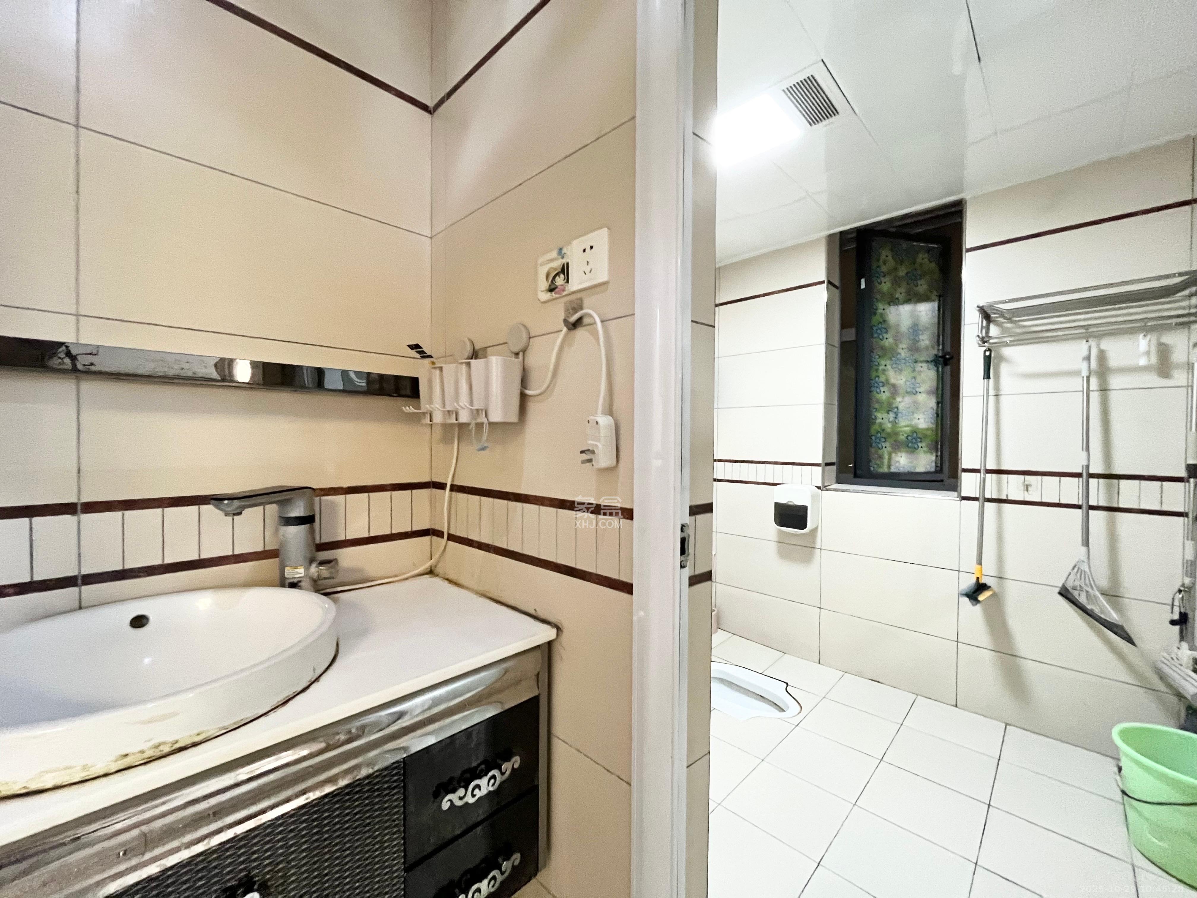 保利麓谷林语C区  2室2厅1卫    2400.0元/月室内图