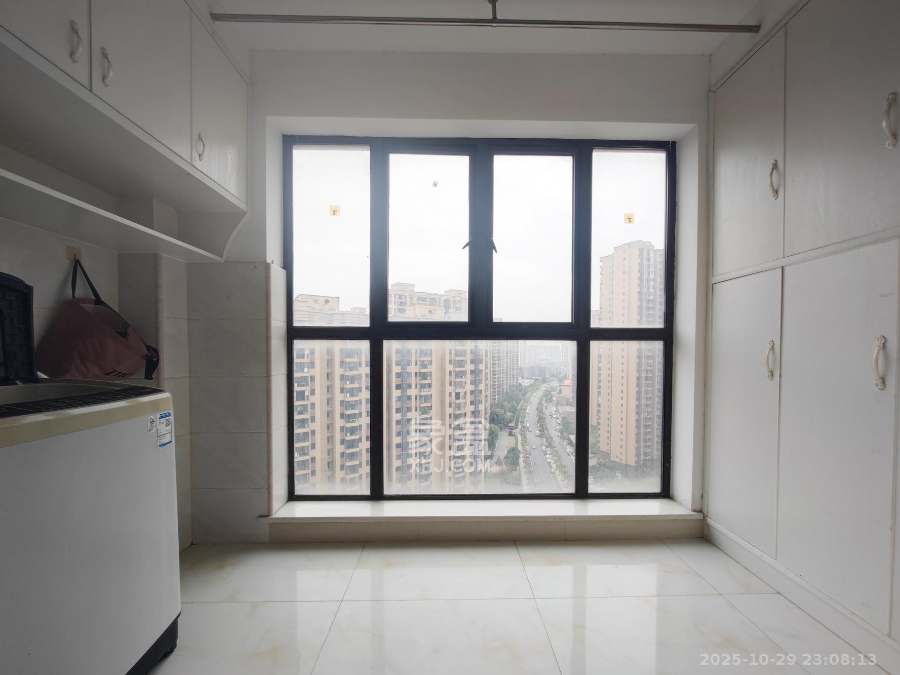 绿地新都会  3室2厅2卫    69.0万阳台