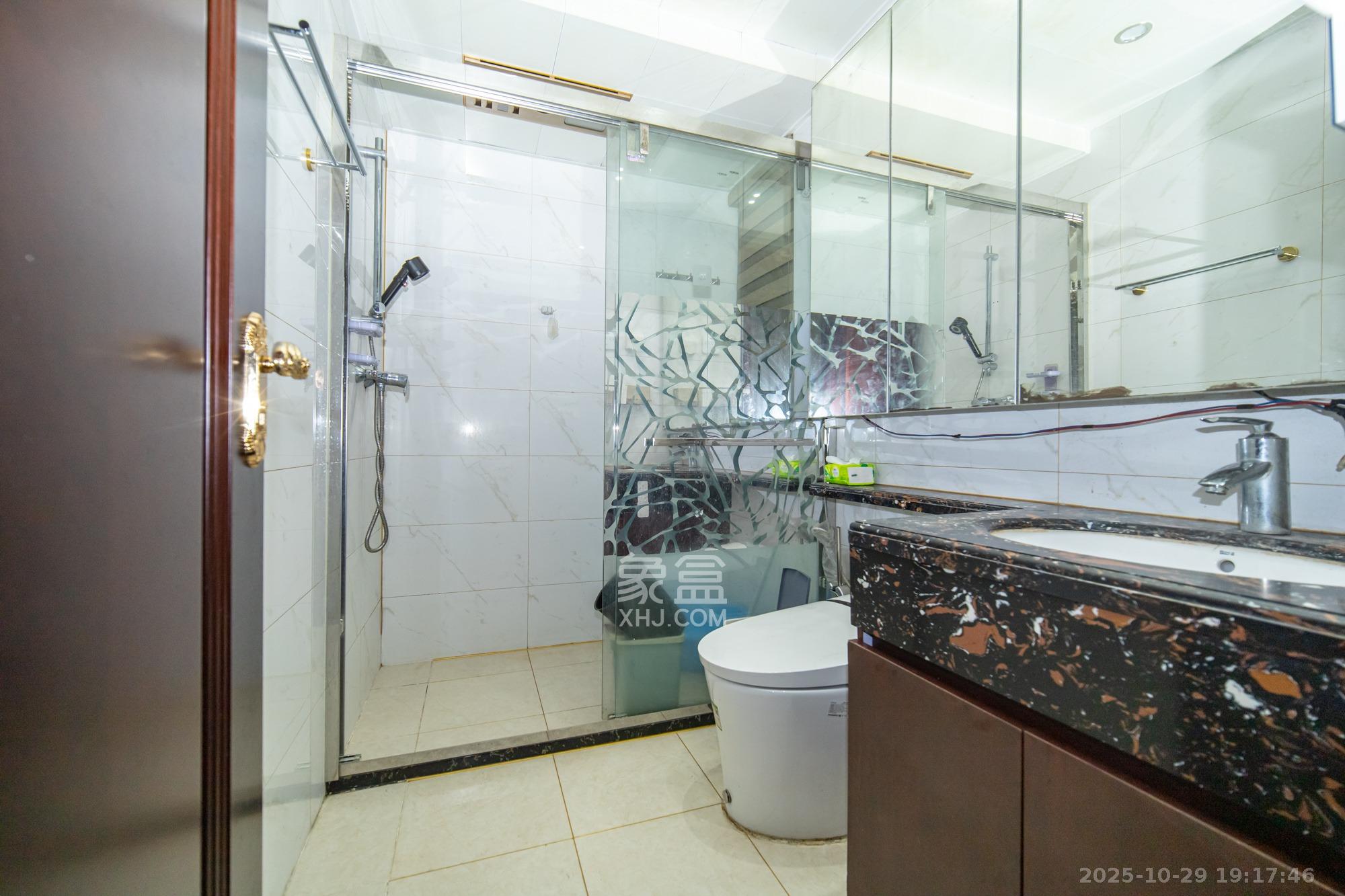 恒大雅苑  3室2厅2卫    112.0万卫生间